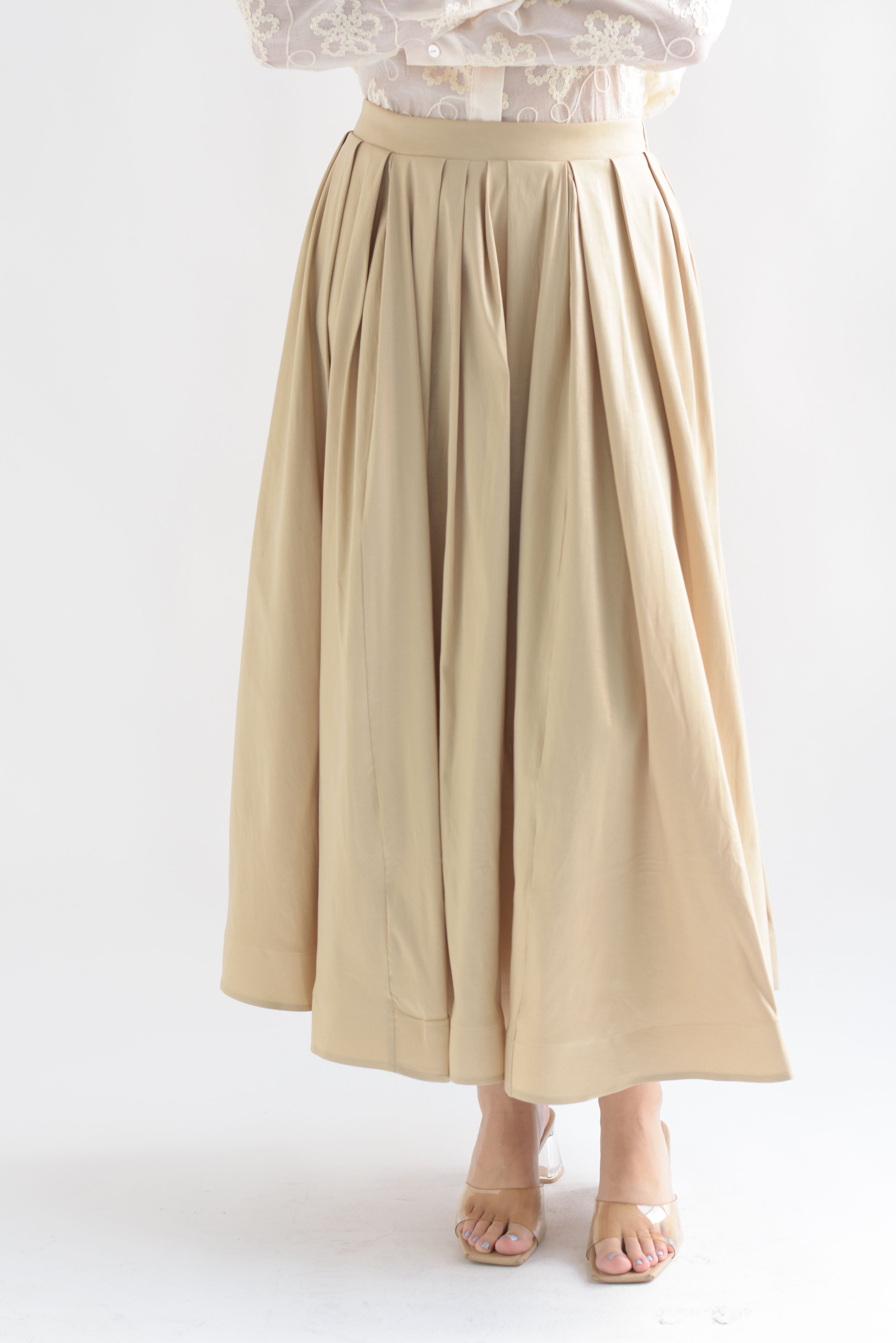 Falda vuelo satinada pinzas Beige