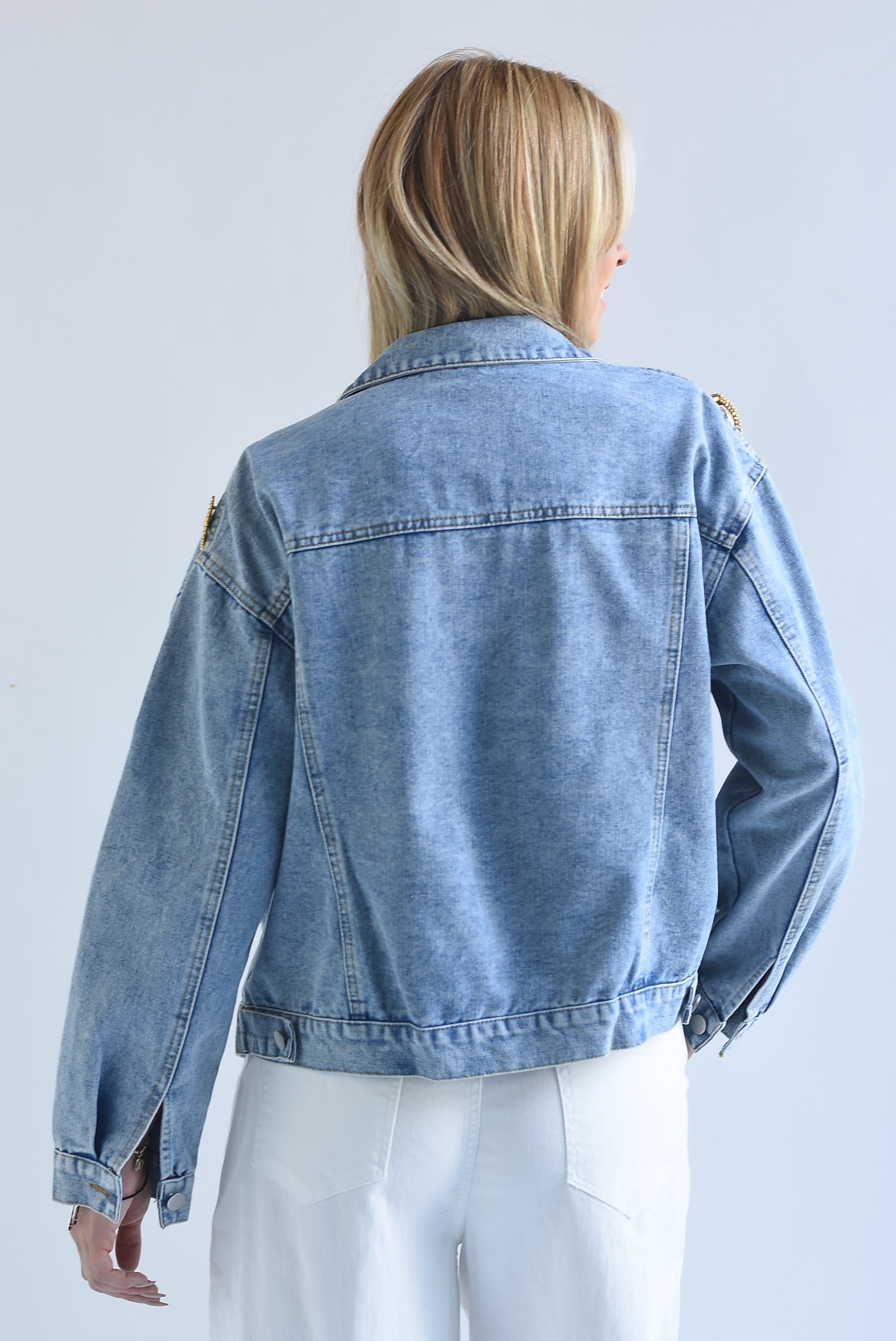 Chamarra Denim broches dorados