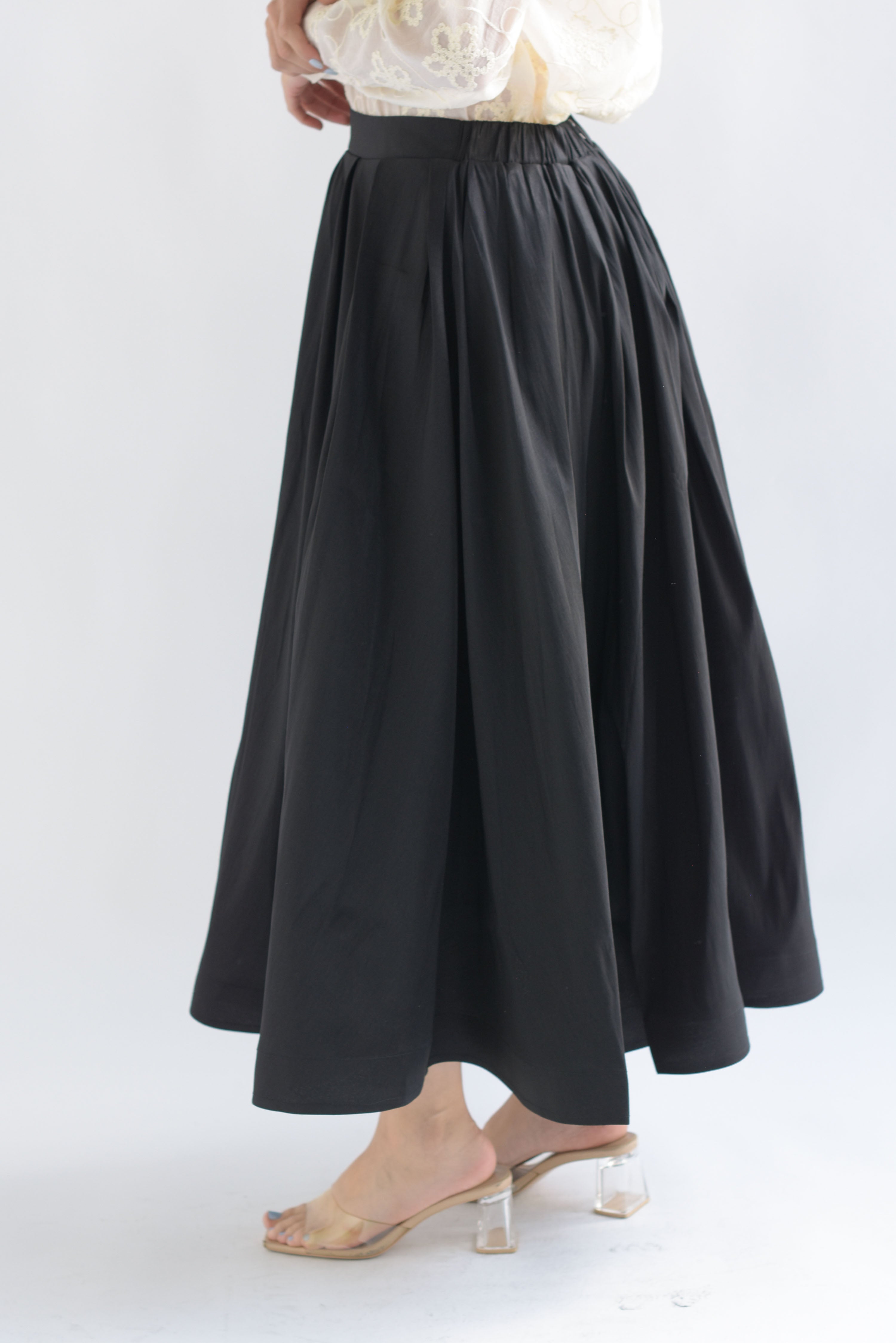 Falda vuelo satinada pinzas Negra