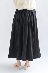 Fashion Styled Falda vuelo satinada pinzas Negra