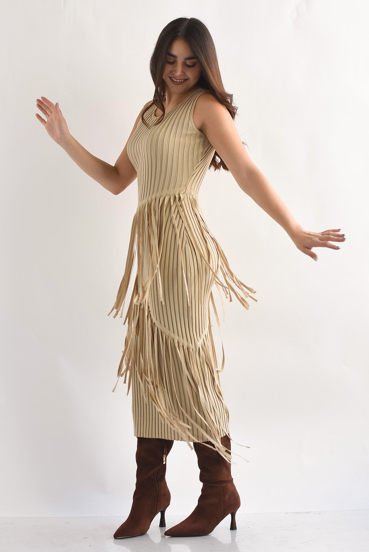 Vestido punto canalé flecos asimétrico