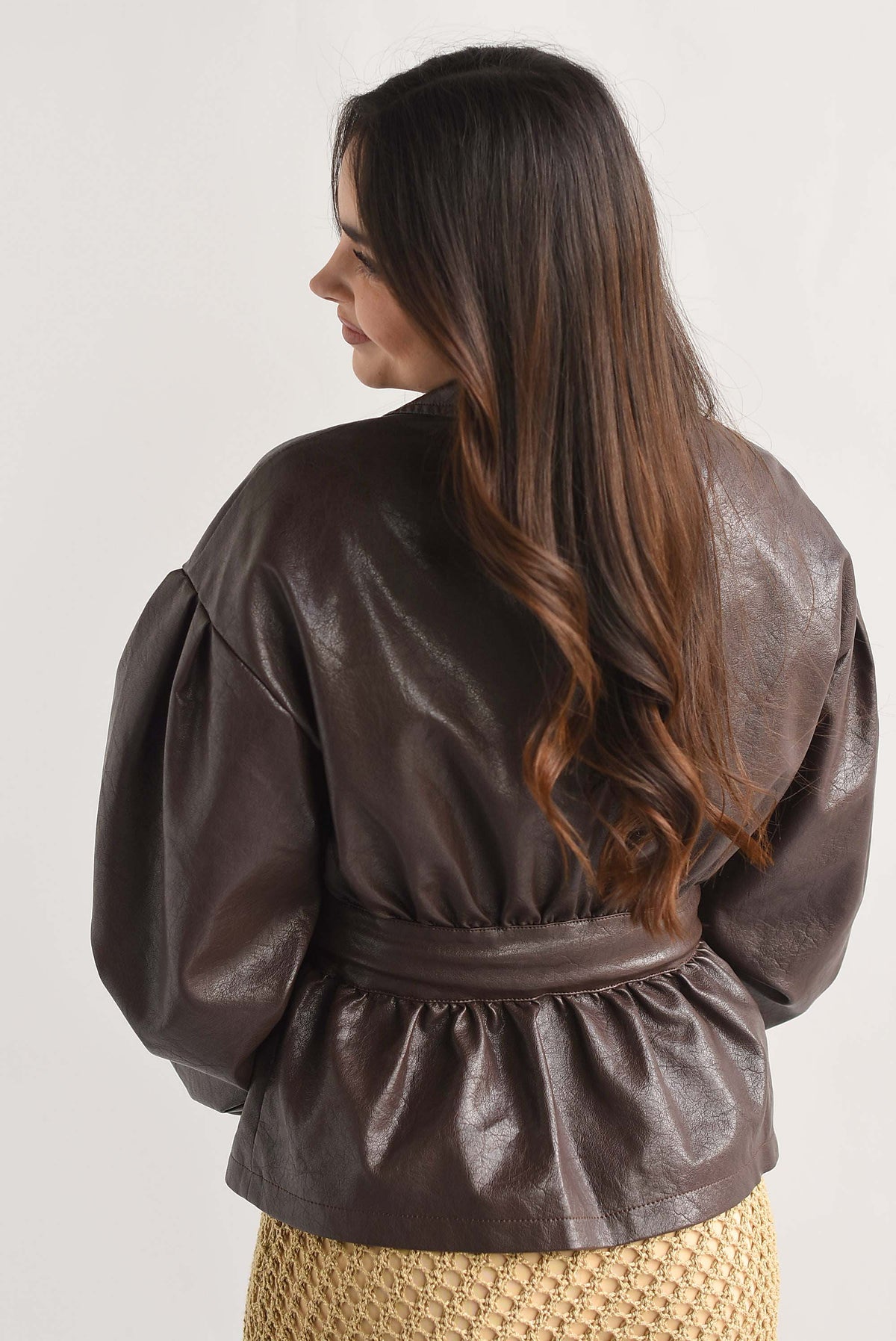Chamarra vinipiel peplum cinta