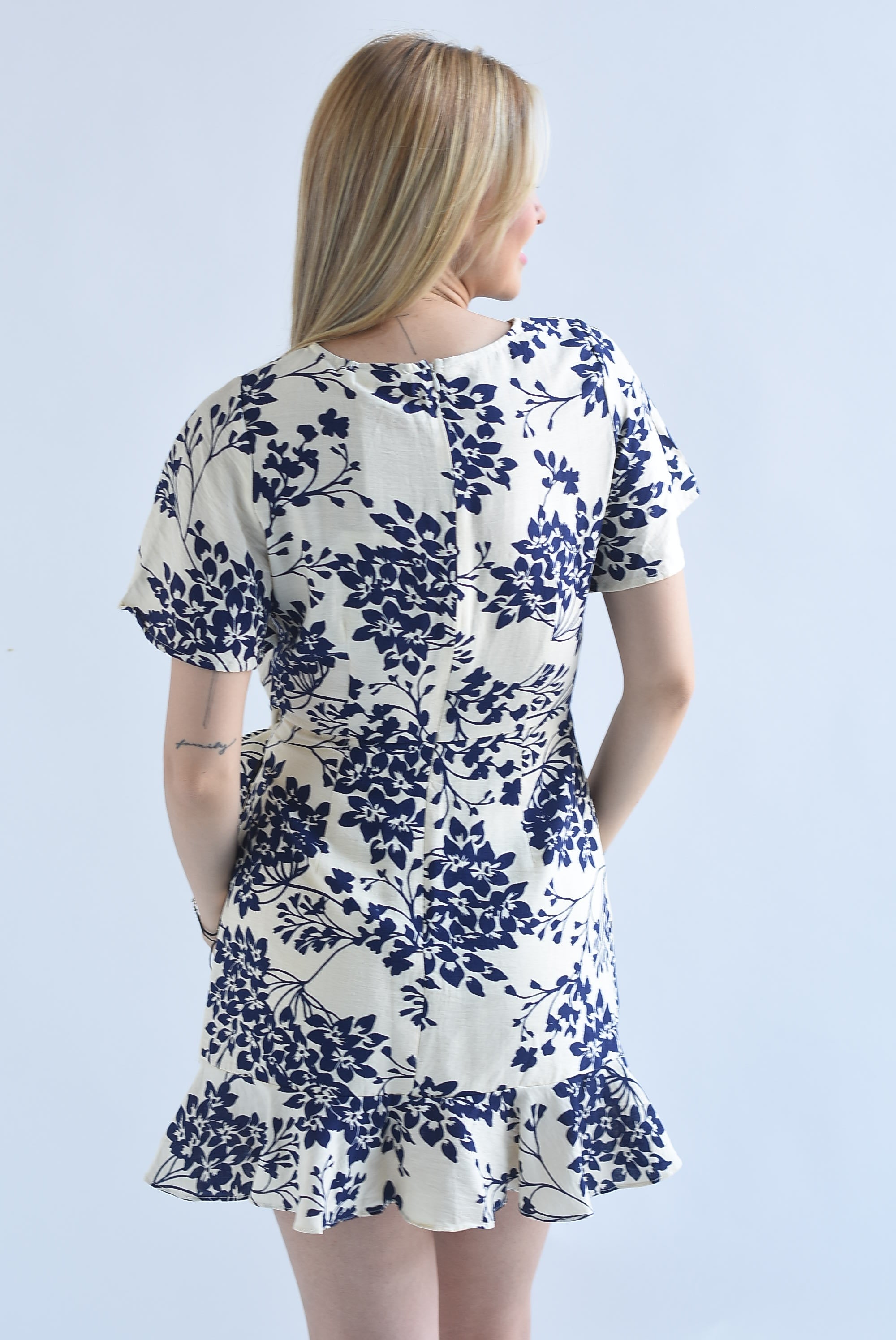 Vestido envolvente con olán flores