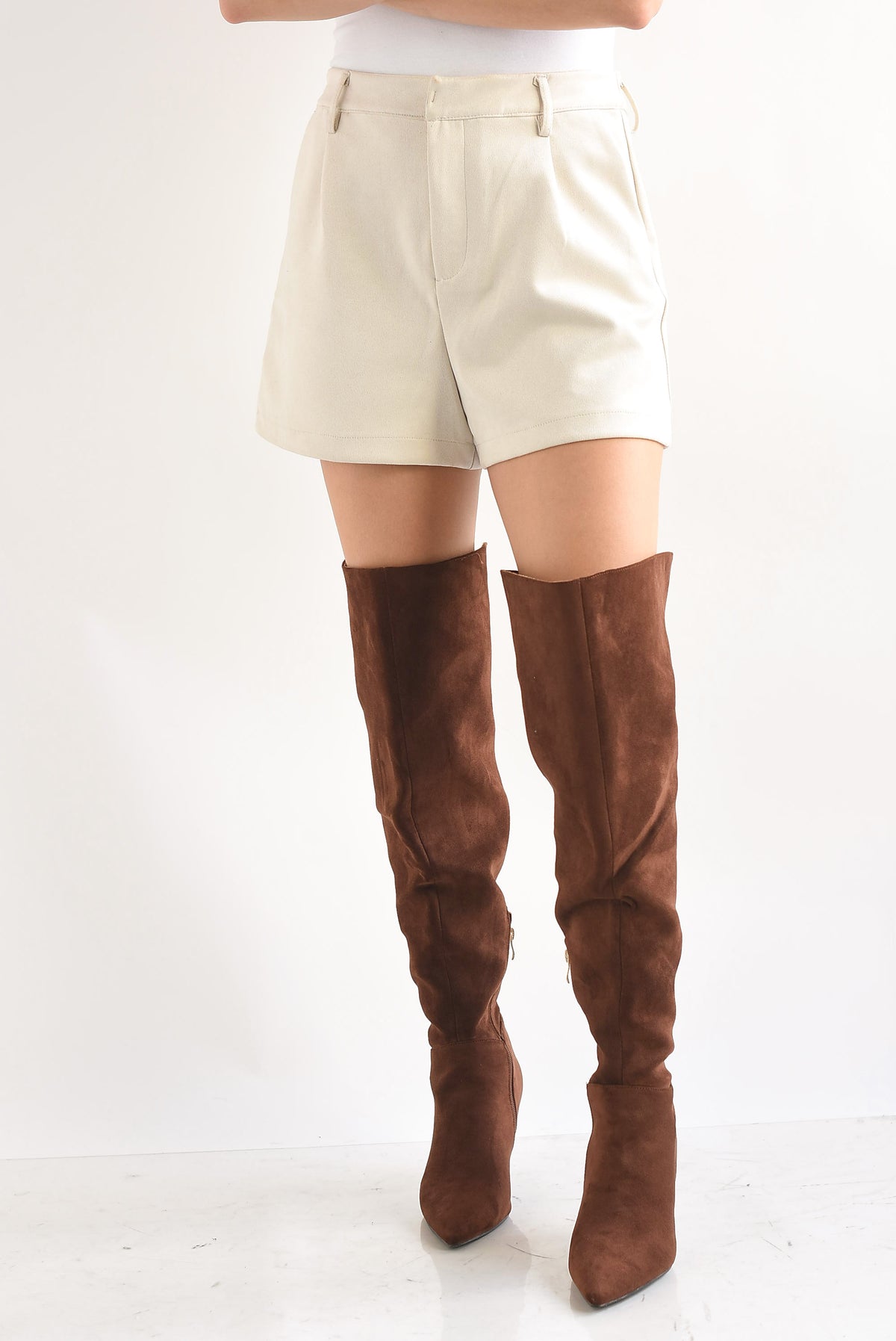 Short suede pinzas Ivory