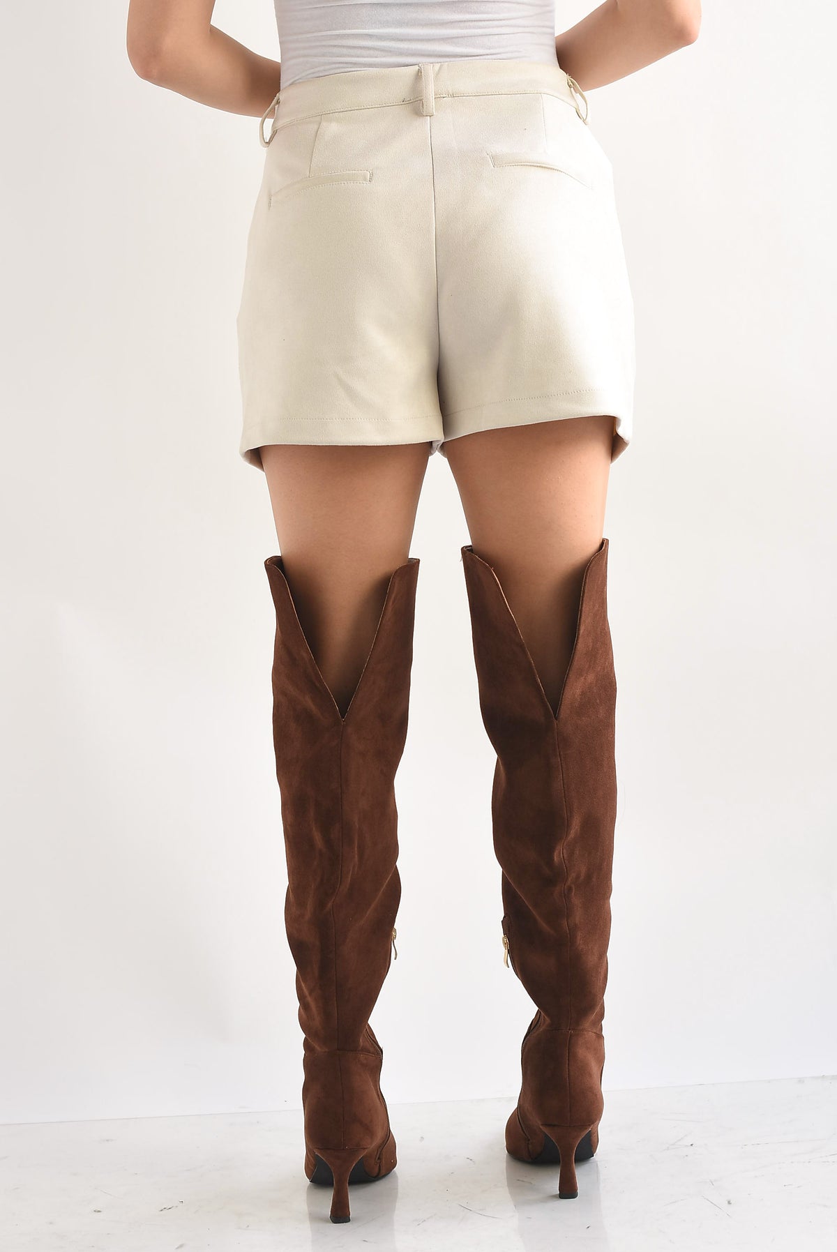 Short suede pinzas Ivory