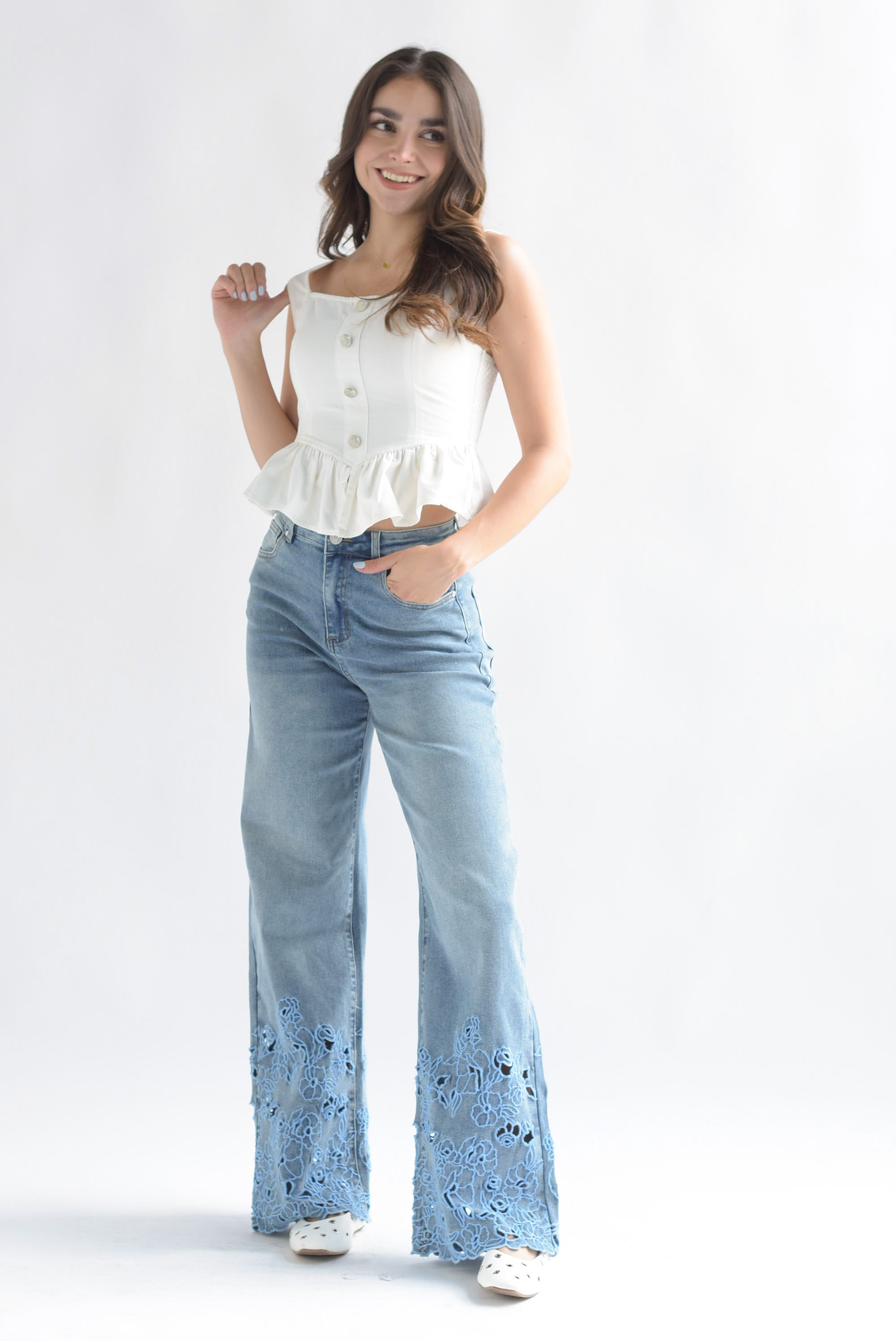 Jeans bordado flores azules