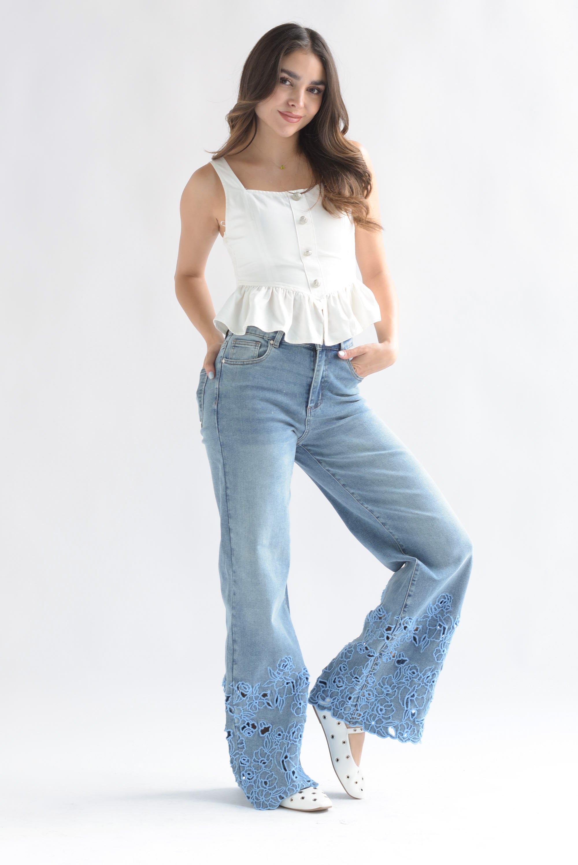 Jeans bordado flores azules