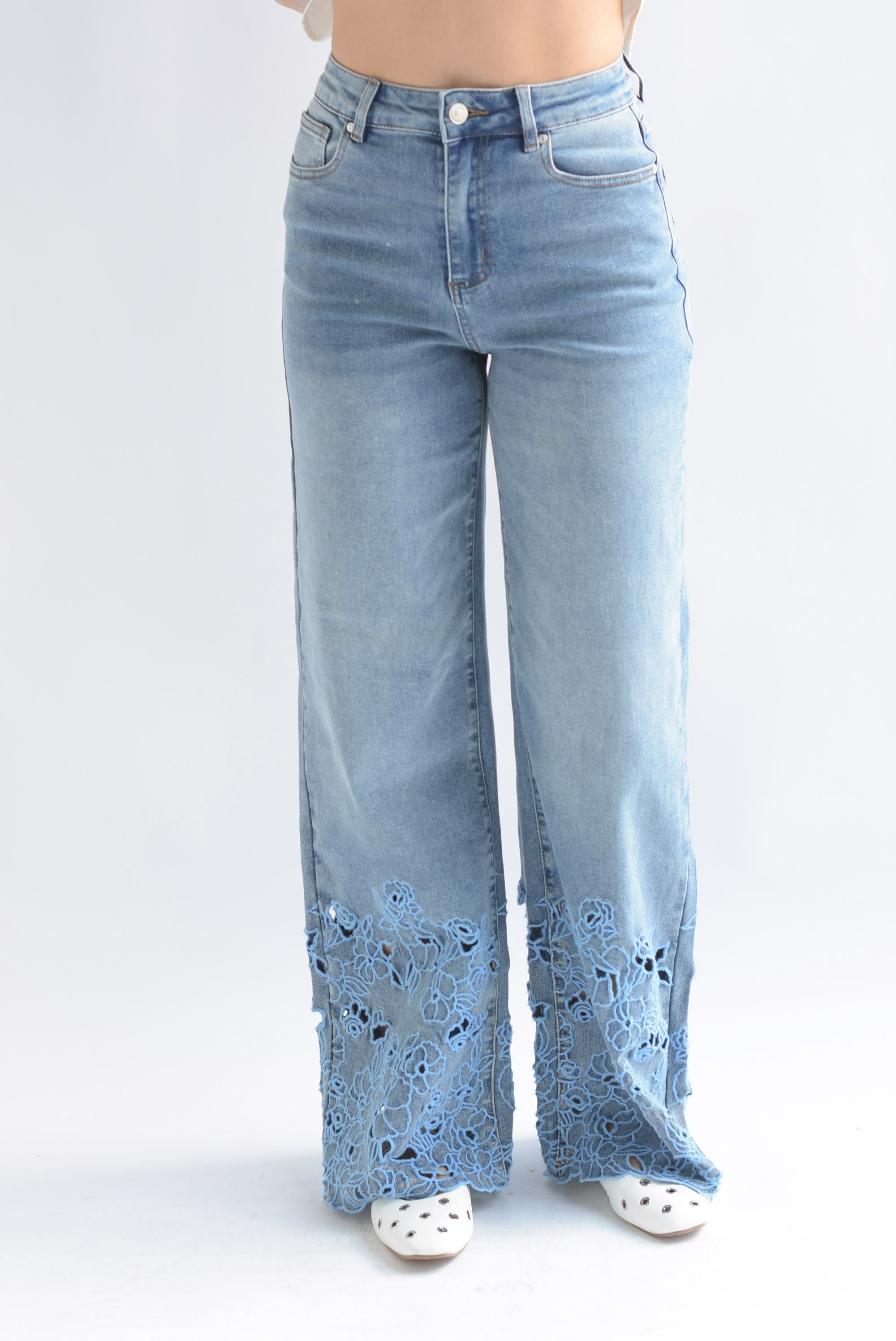 Jeans bordado flores azules
