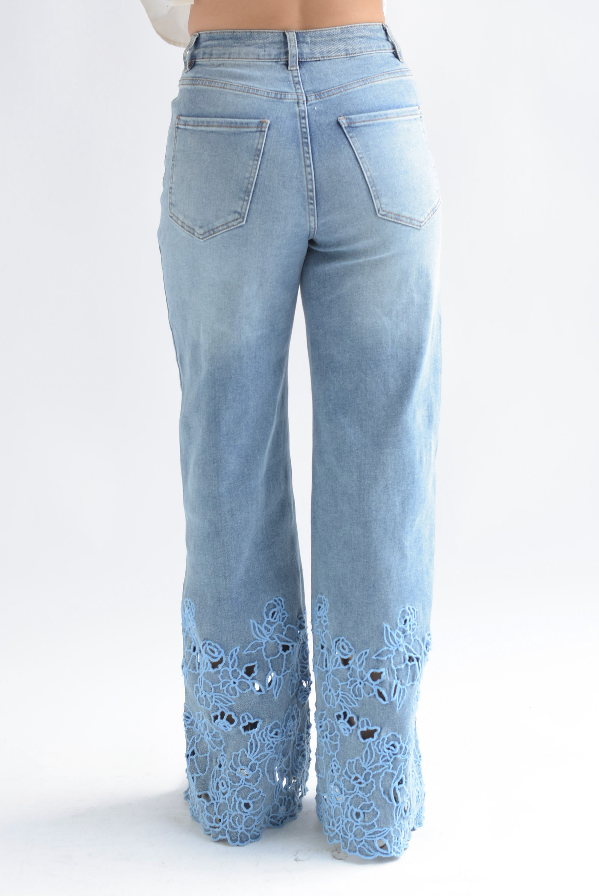Jeans bordado flores azules