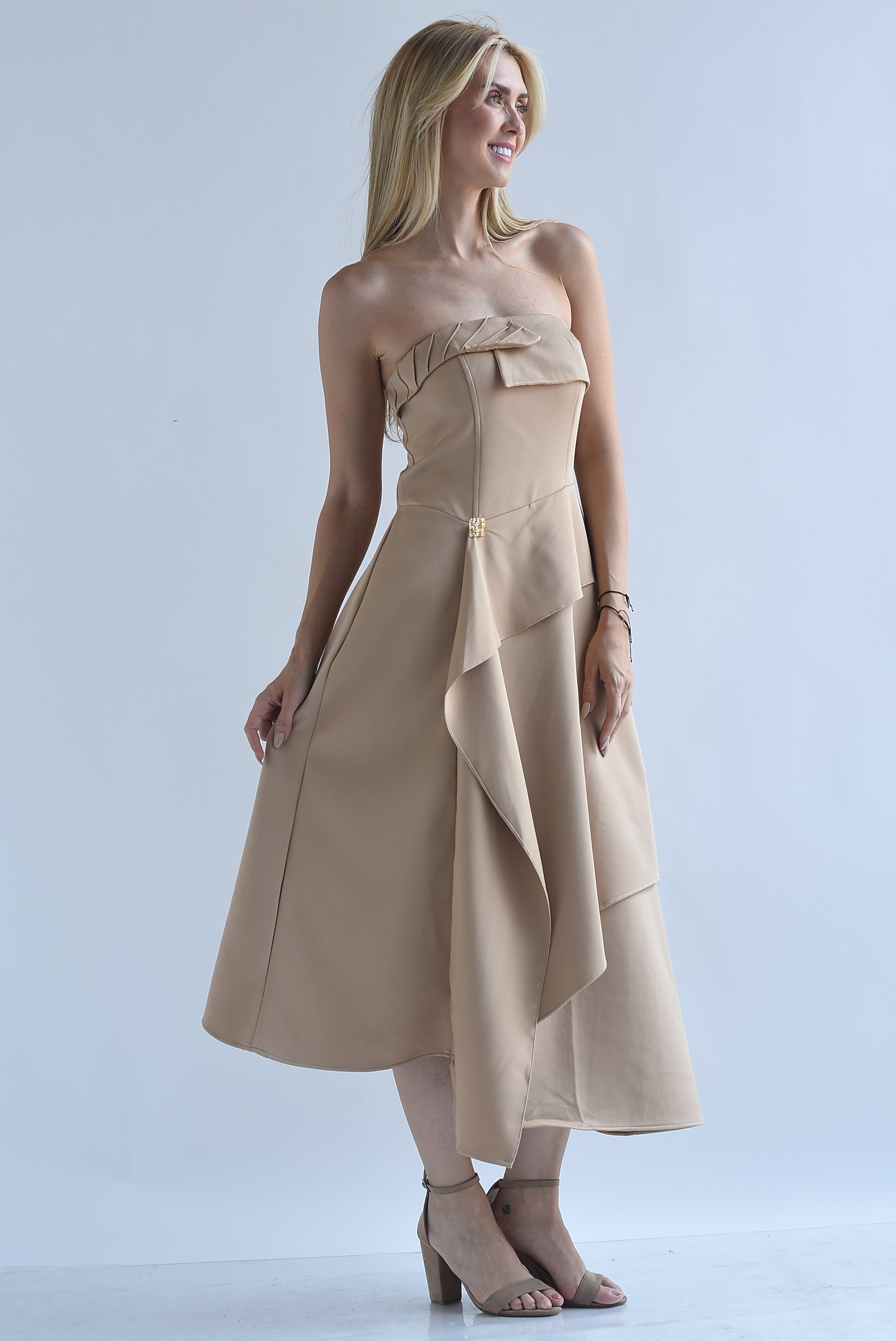Vestido strapless asimétrico olán