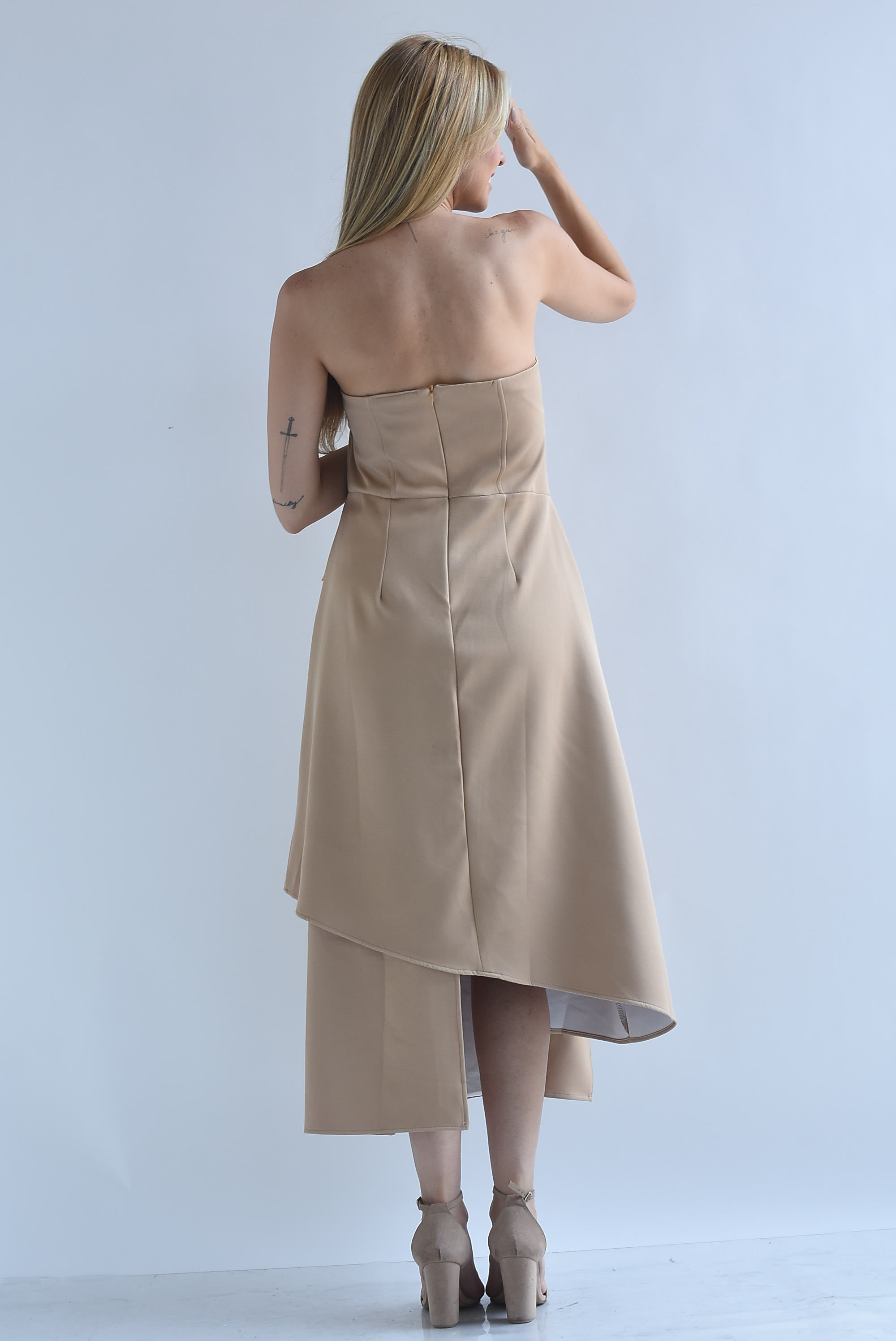 Vestido strapless asimétrico olán
