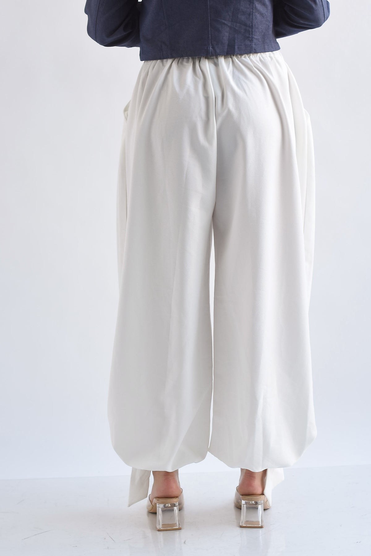 Pantalón globo tobillos anchos cinta