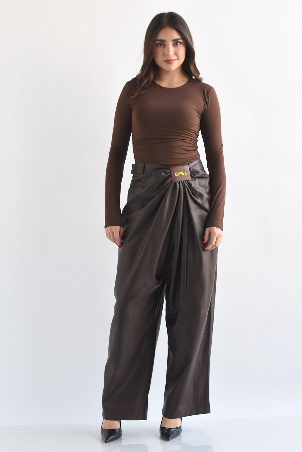 Pantalón wide leg drapeado vinipiel