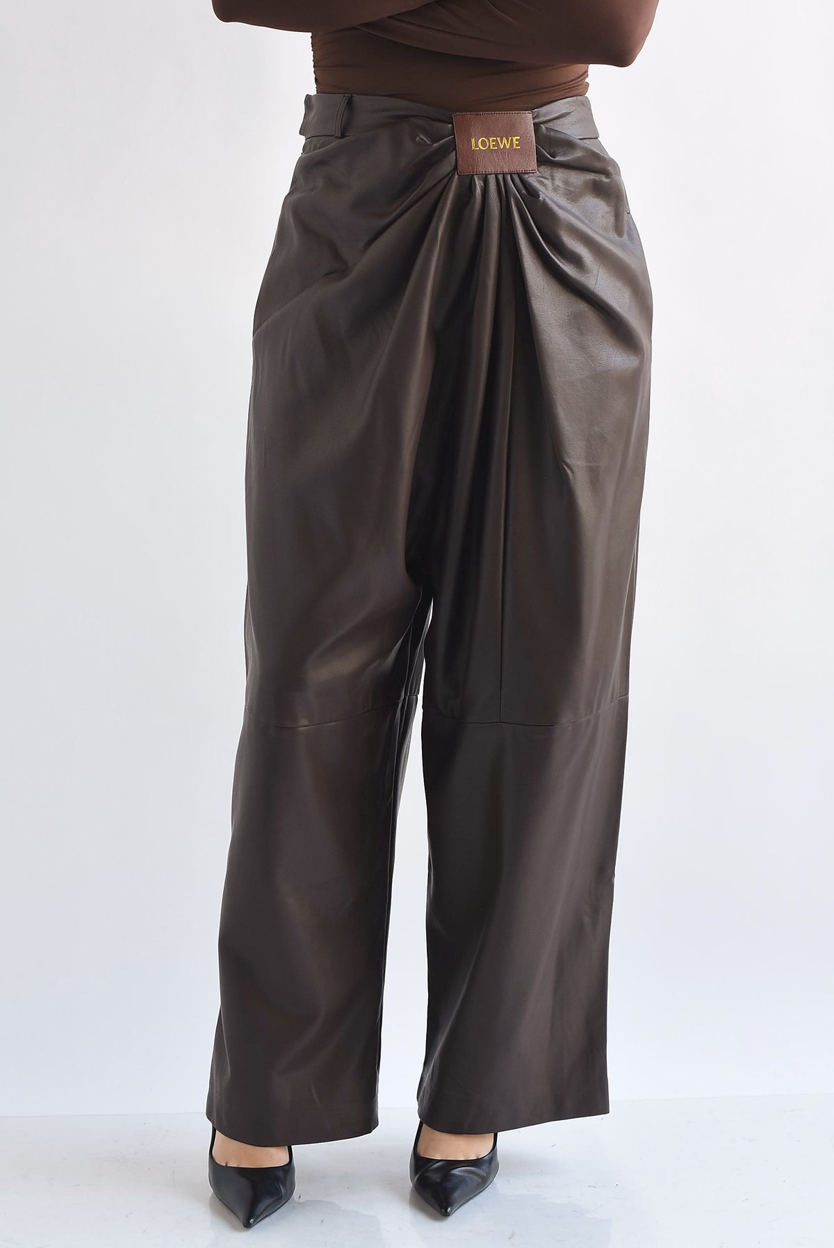 Pantalón wide leg drapeado vinipiel