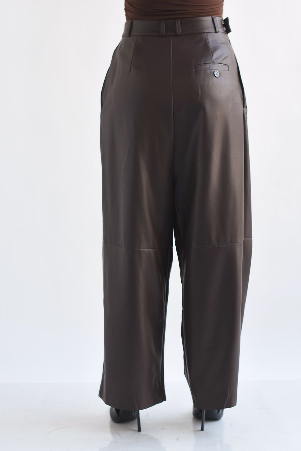 Pantalón wide leg drapeado vinipiel