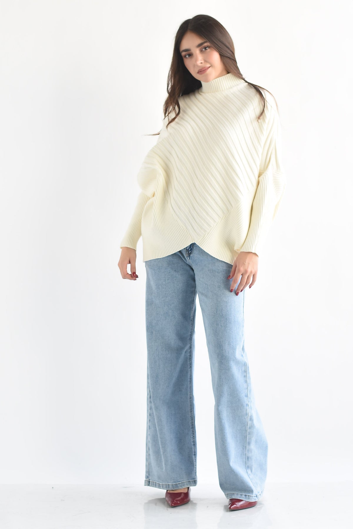 Sweater tipo poncho canalé asimétrico