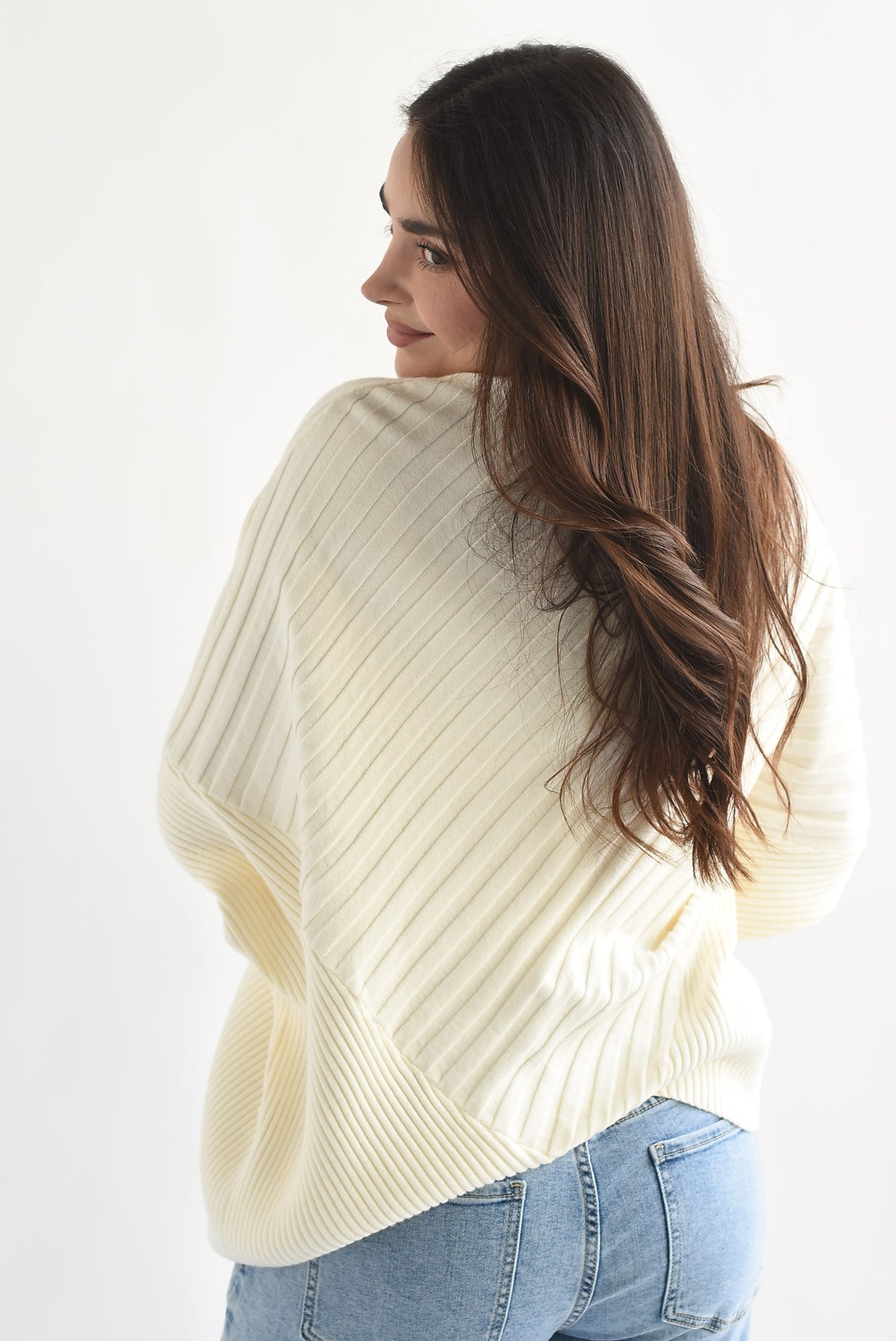 Sweater tipo poncho canalé asimétrico