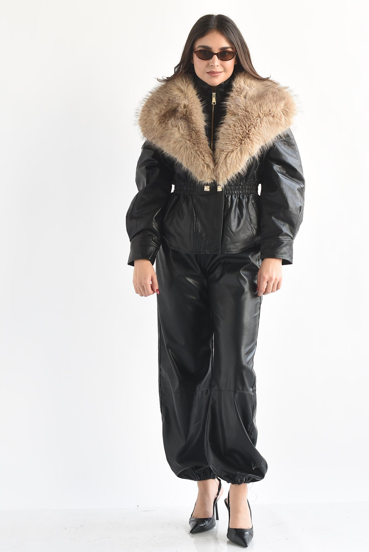 Chamarra peplum vinipiel cuello fur
