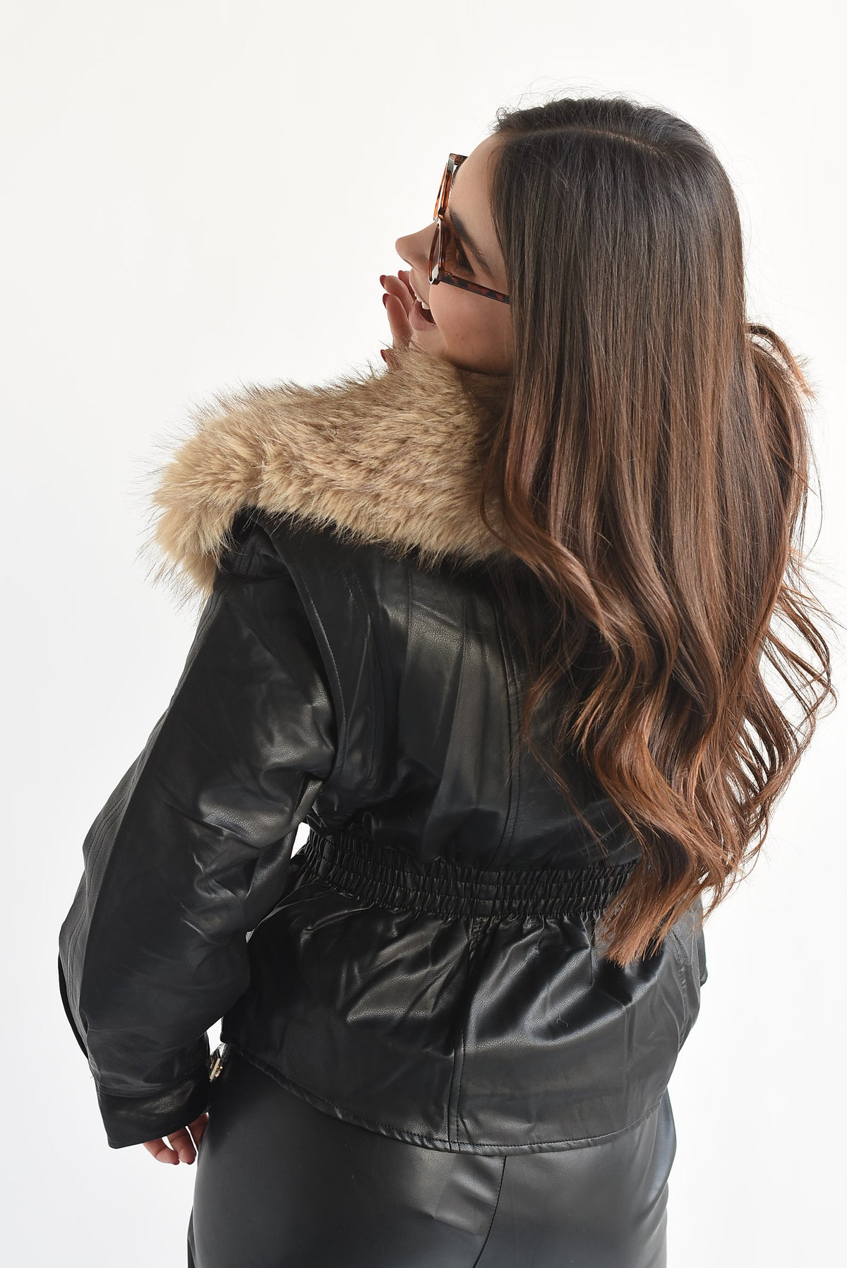 Chamarra peplum vinipiel cuello fur