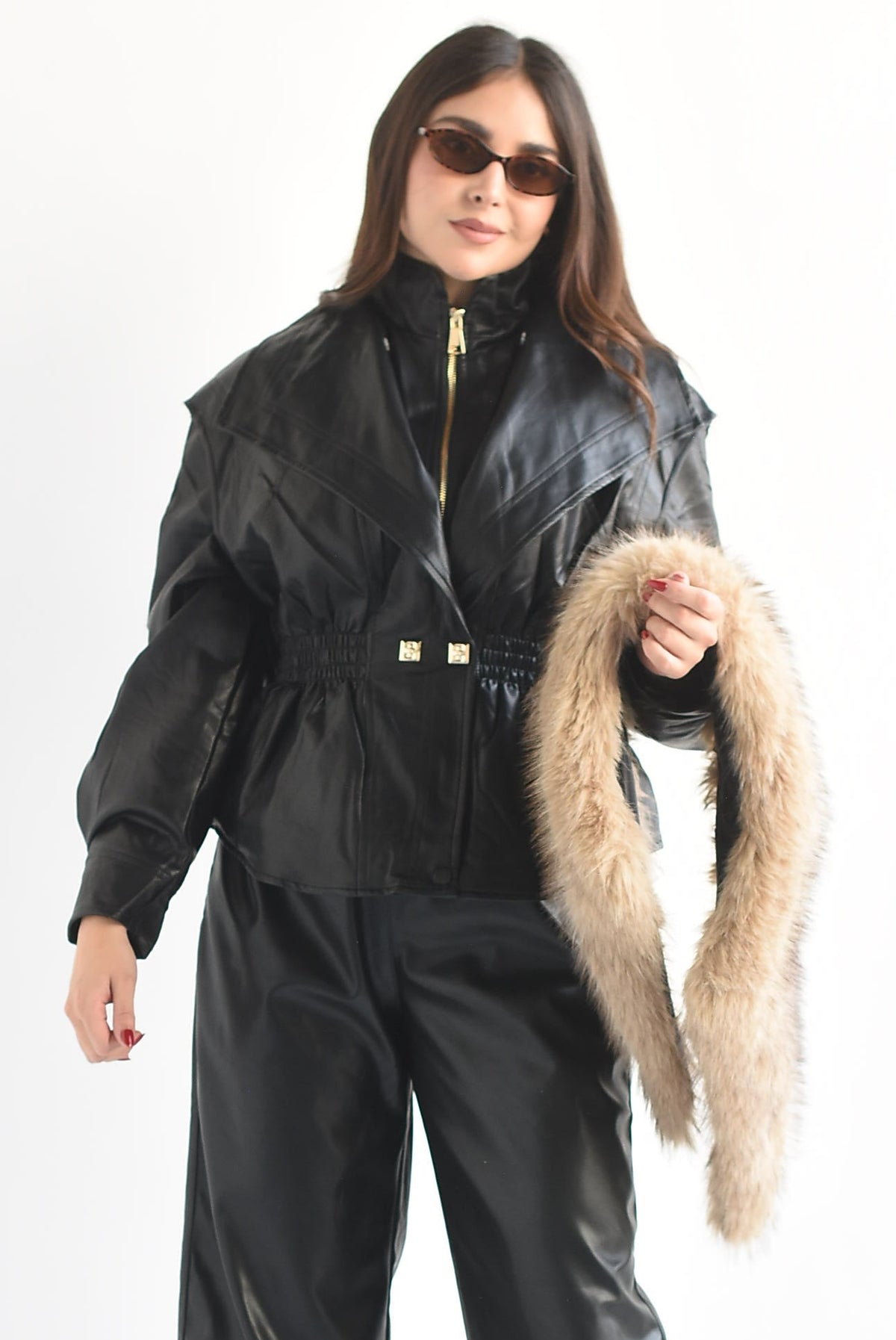 Chamarra peplum vinipiel cuello fur