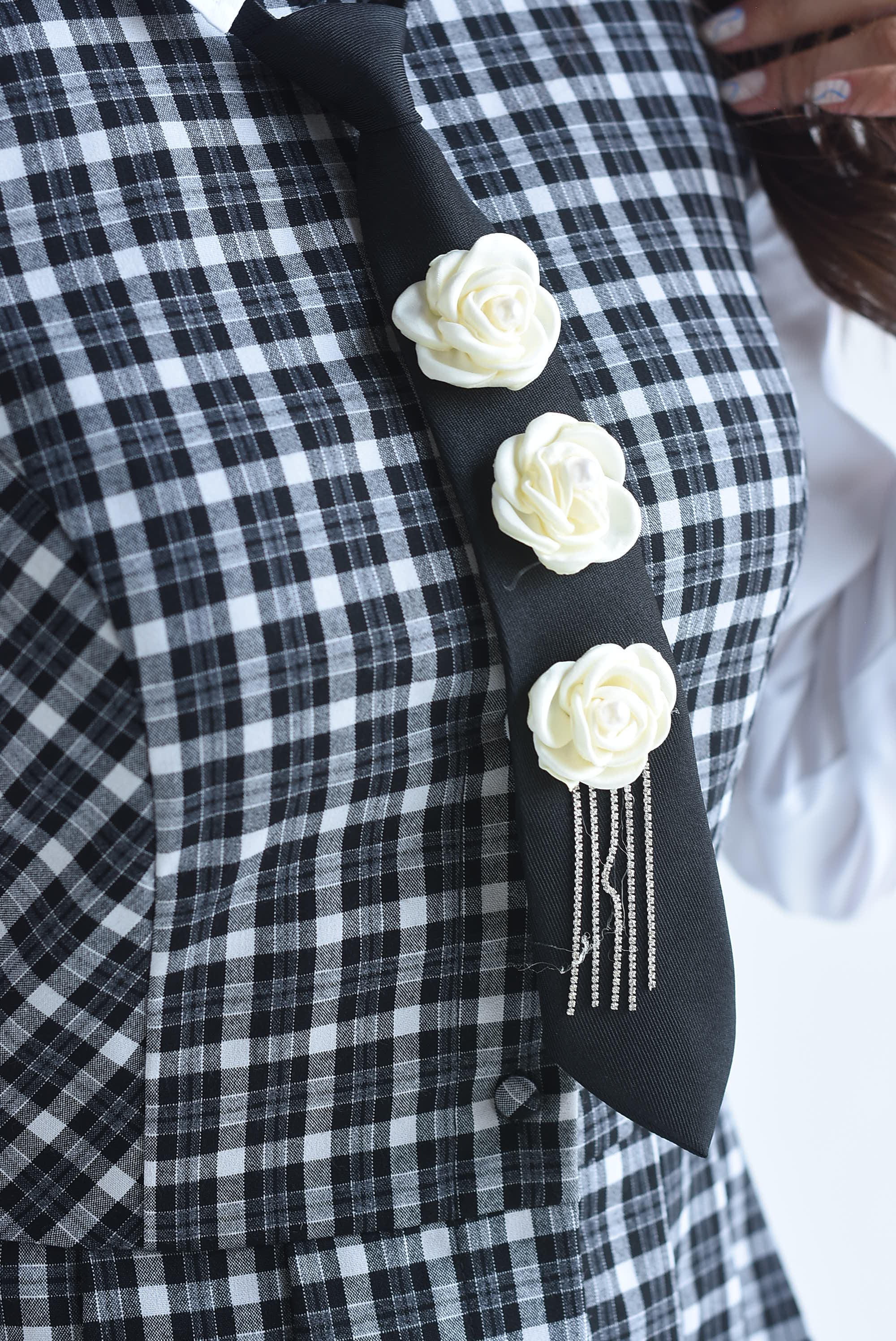 Corbata camelias y brillos