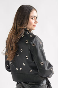 Fashion Styled Chamarra vinipiel aros plata Negra