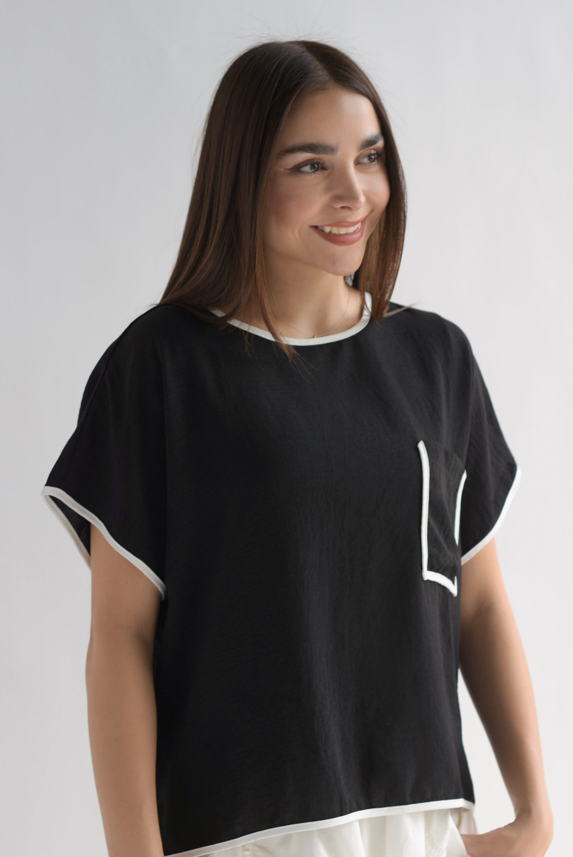 Blusa bolsillo filos blancos Negro