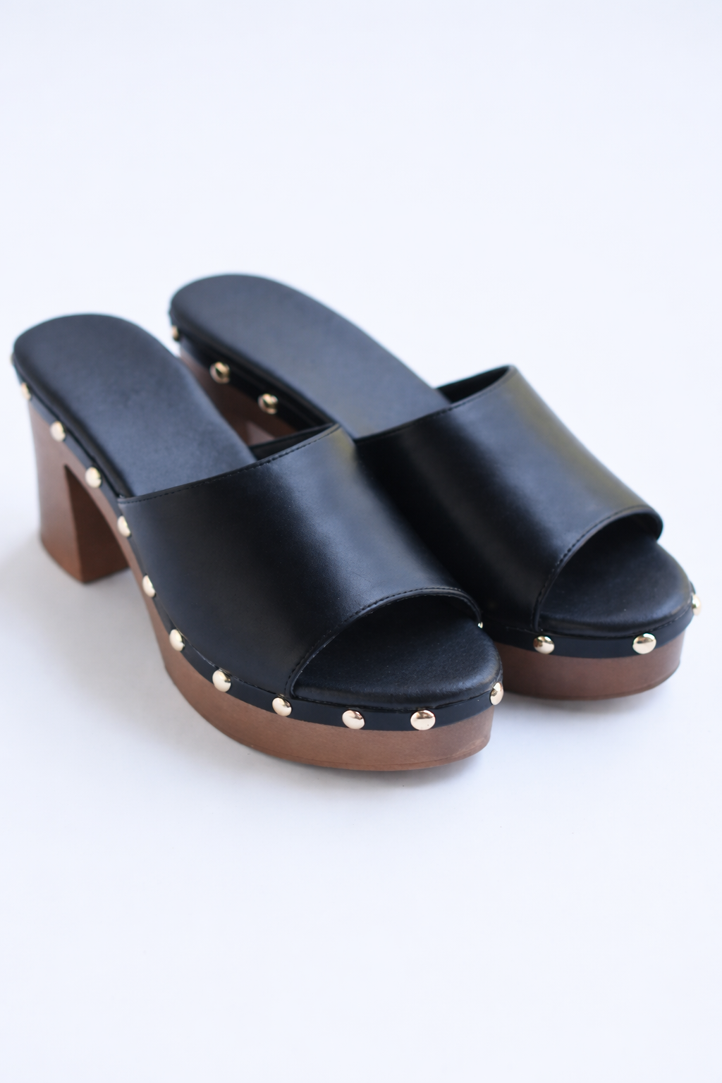 Sueco tacón con tachas