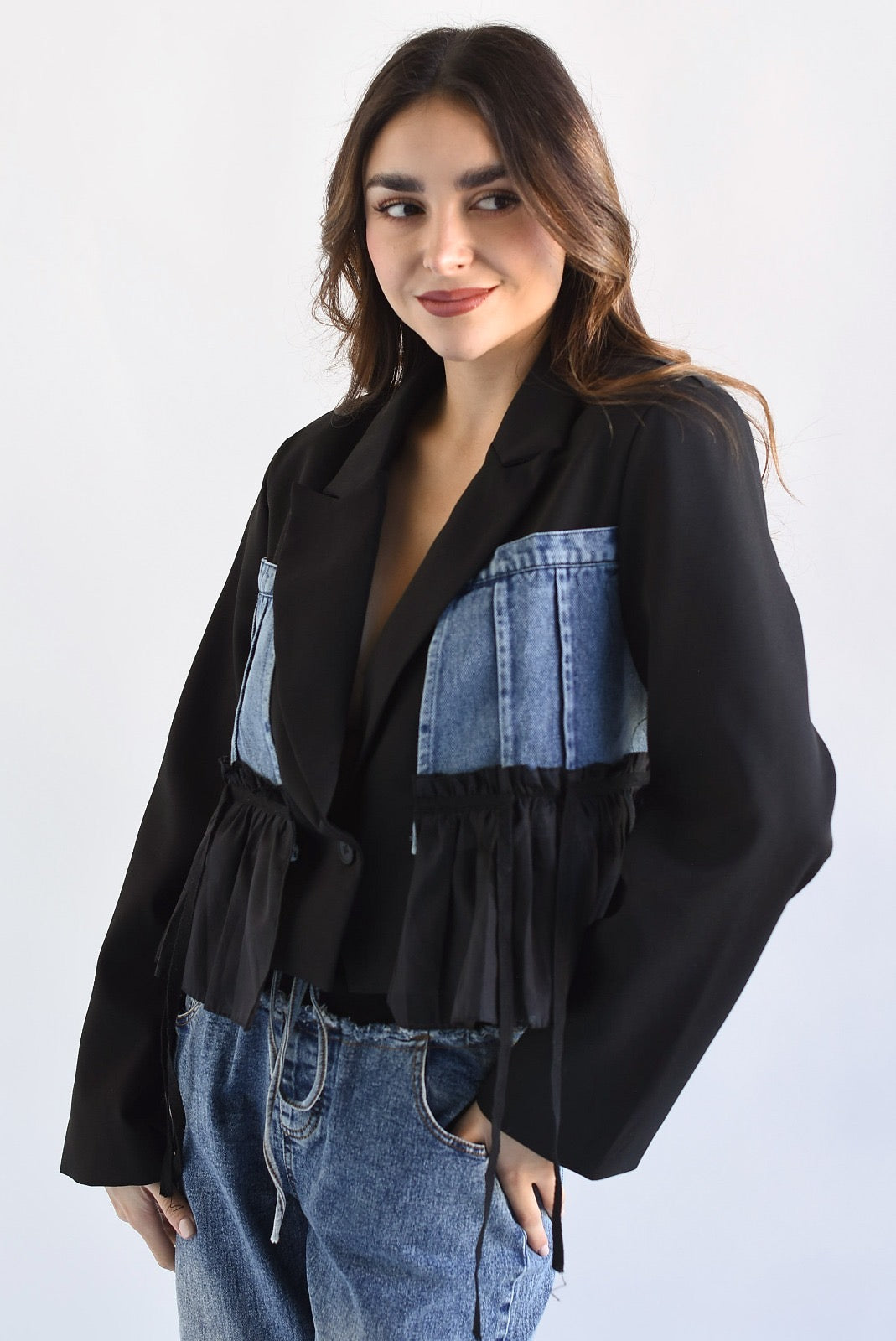 Blazer corto con Denim y olán Negro