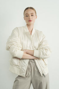 Fashion Styled Chamarra Bomber puffer satín Ivory