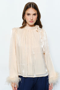 Fashion Styled Blusa plumas puños Nude
