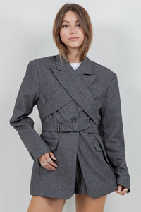 Fashion Styled Set Short y Blazer cinturón cruzado Gris