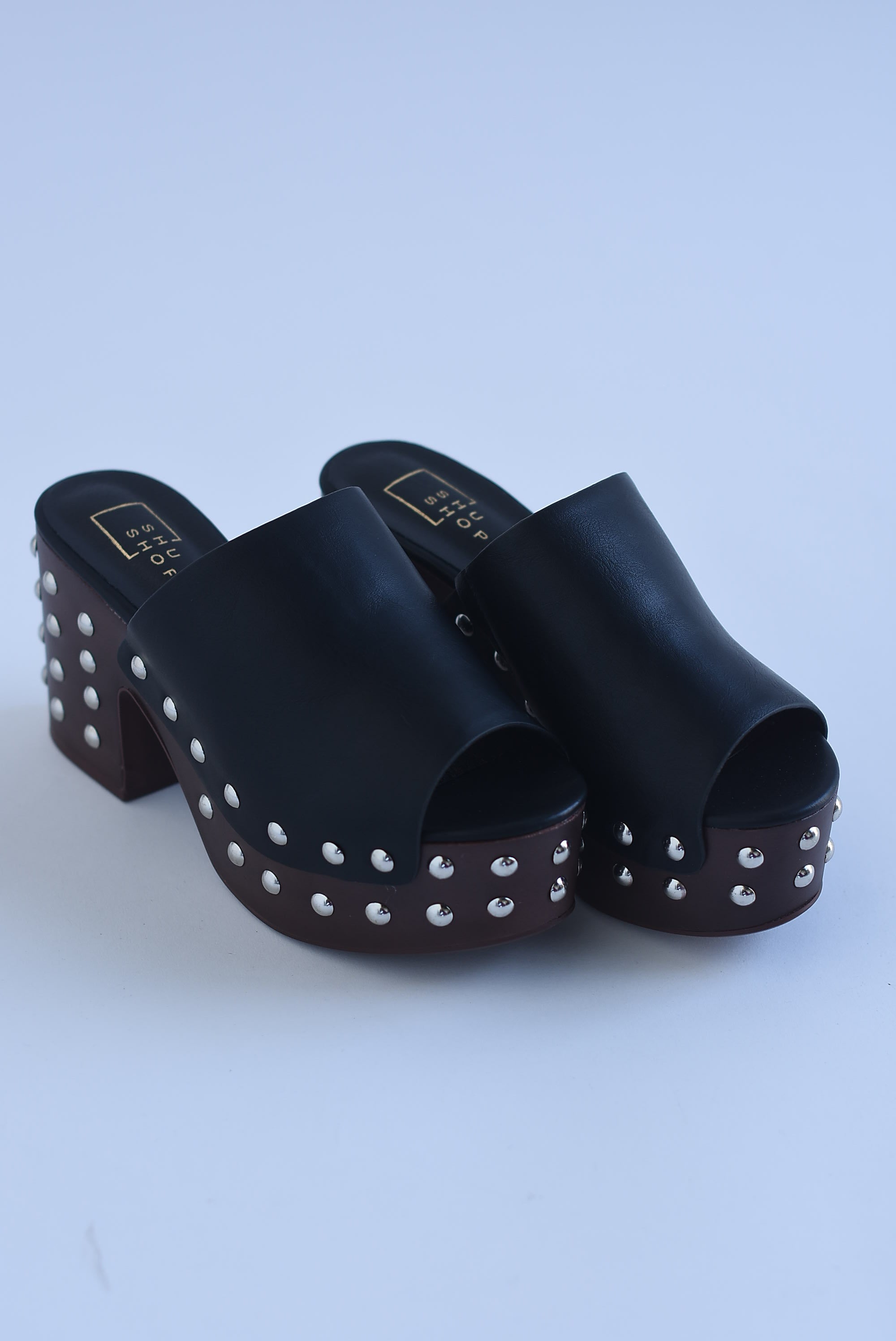 Sueco plataforma con tachas