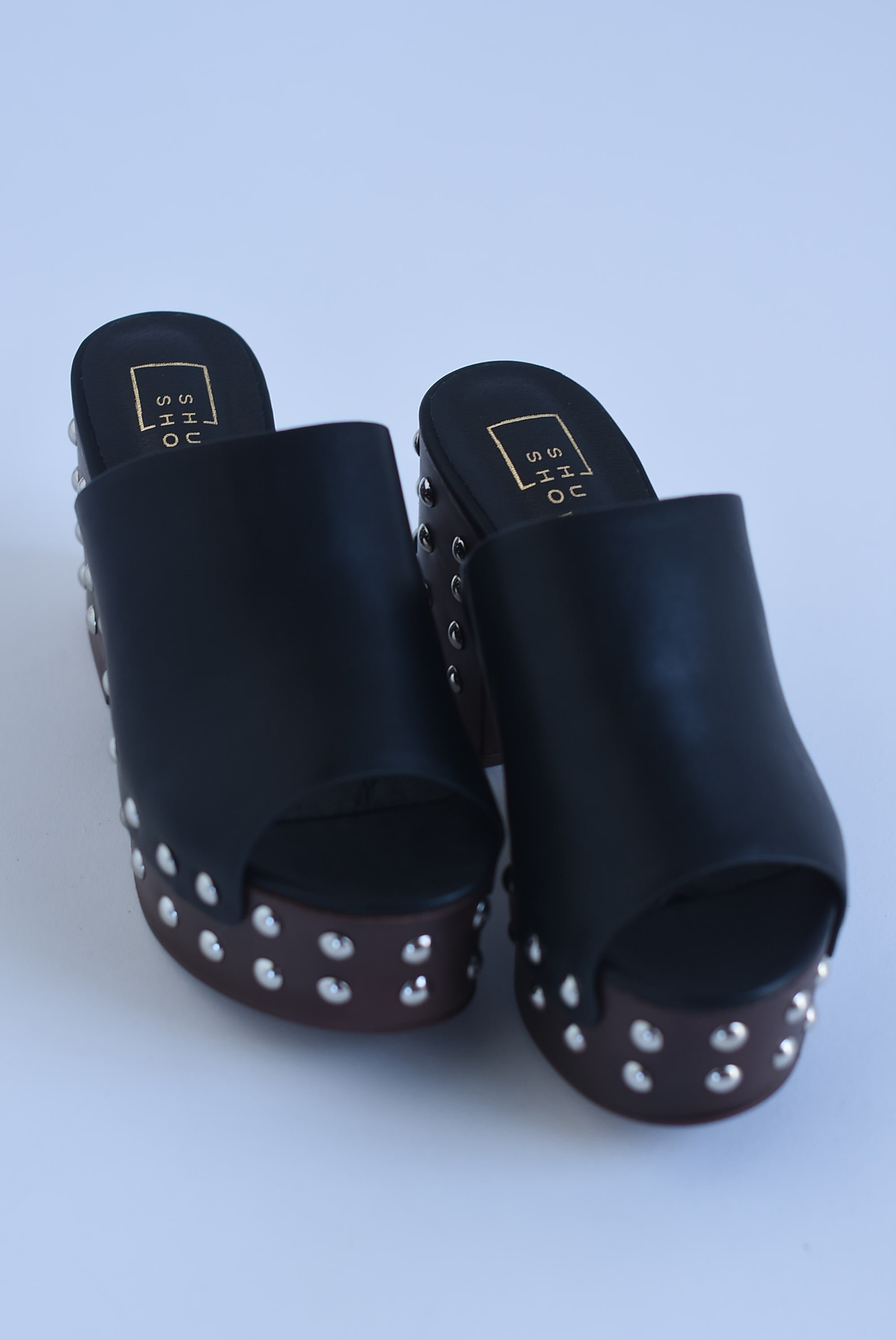 Sueco plataforma con tachas