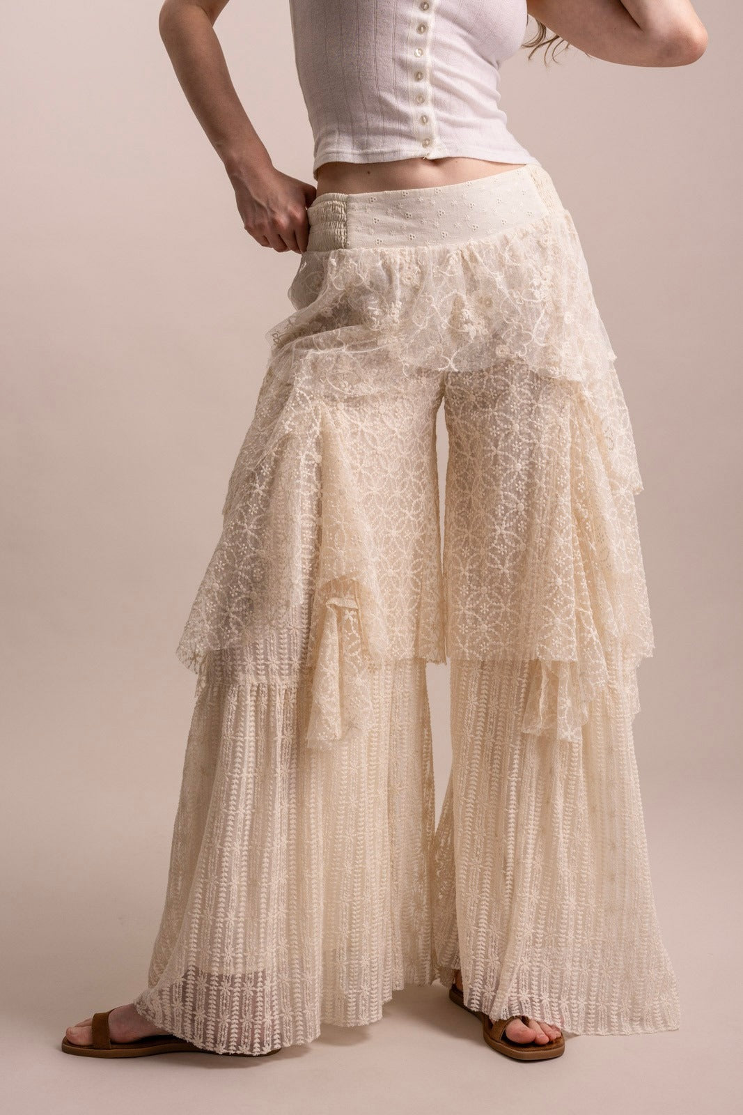 Pantalón pierna ancha sobreposición olanes encaje