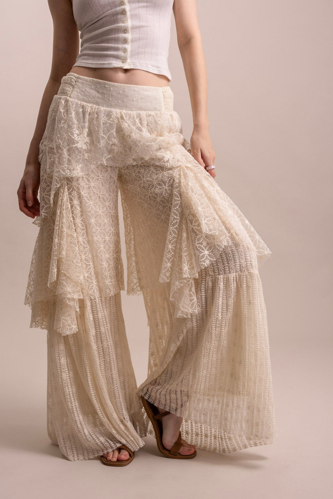 Pantalón pierna ancha sobreposición olanes encaje