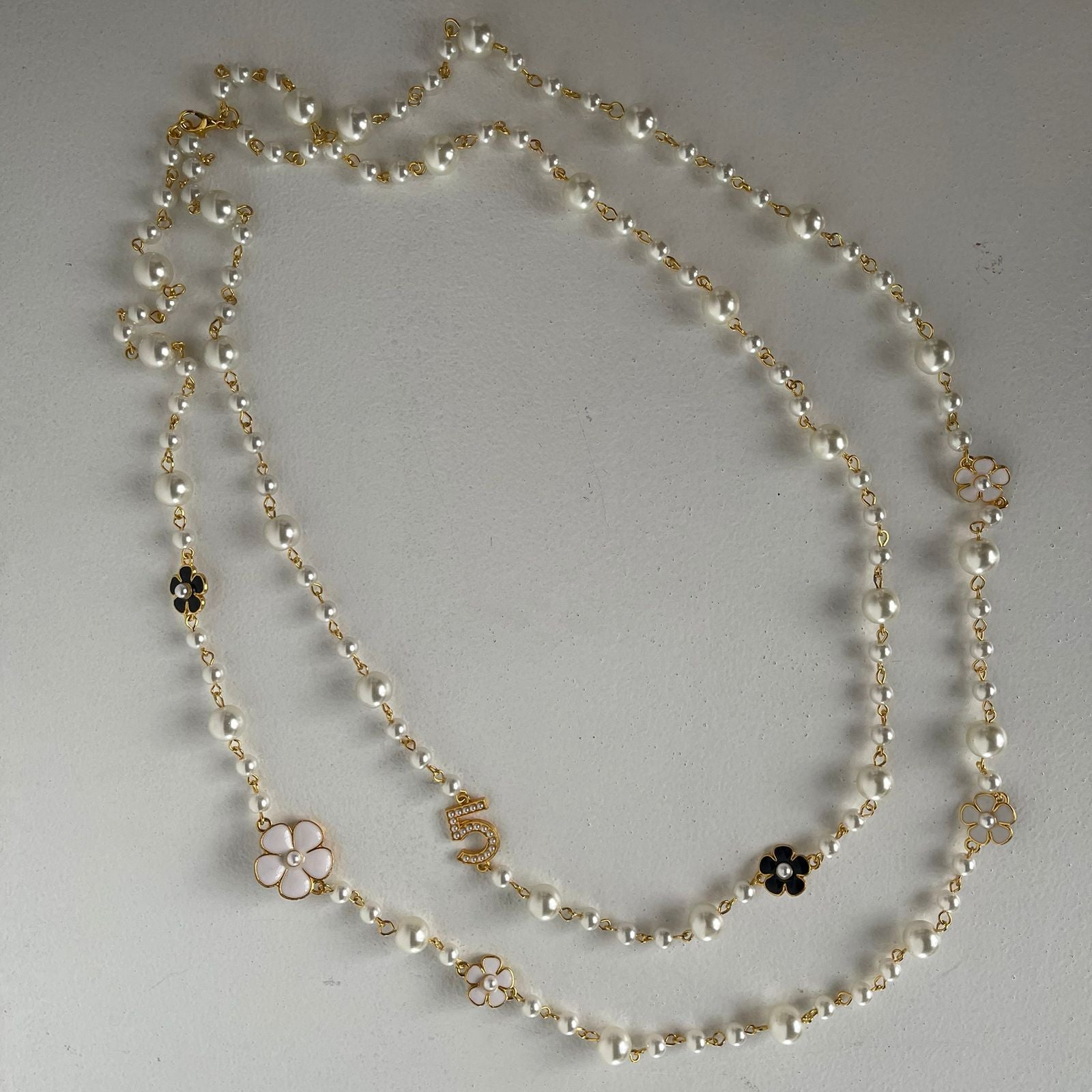 Collar perlas y camelias