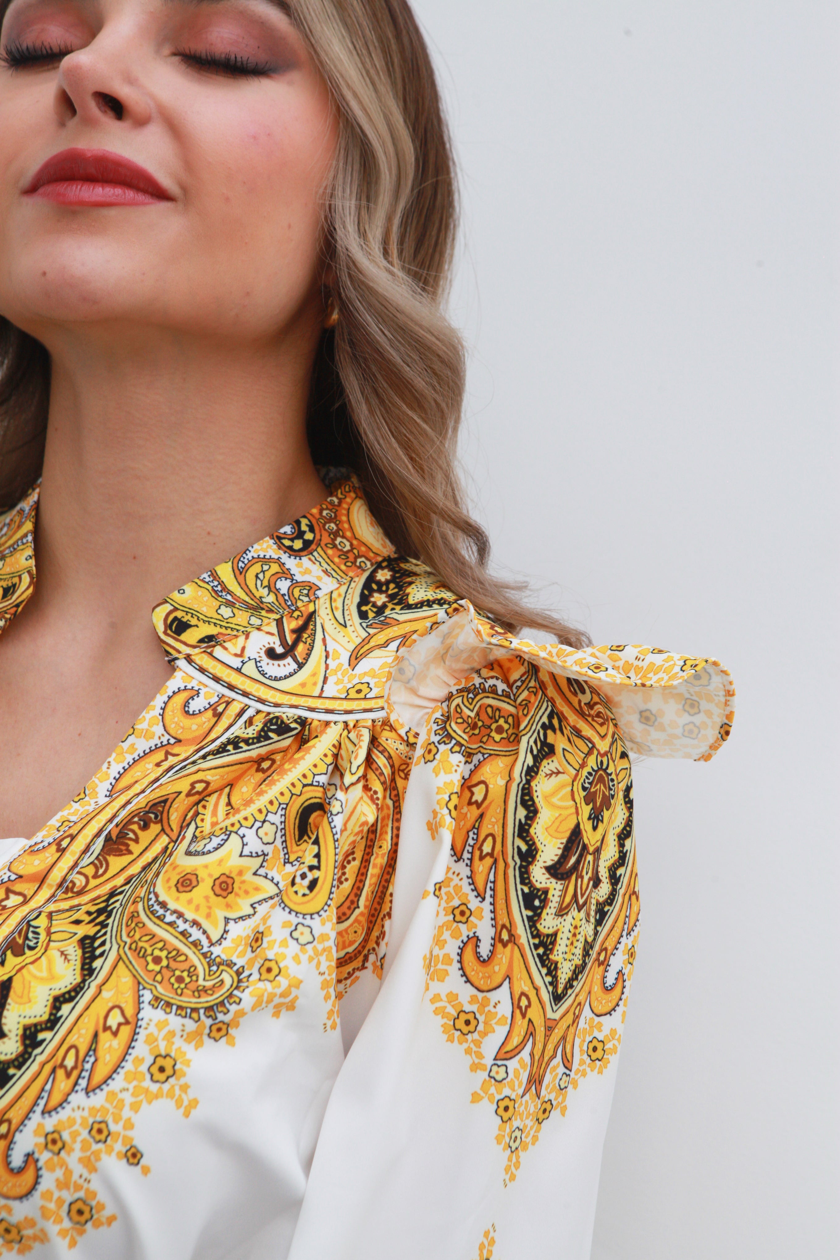 Vestido camisero corto garigoleado Oro