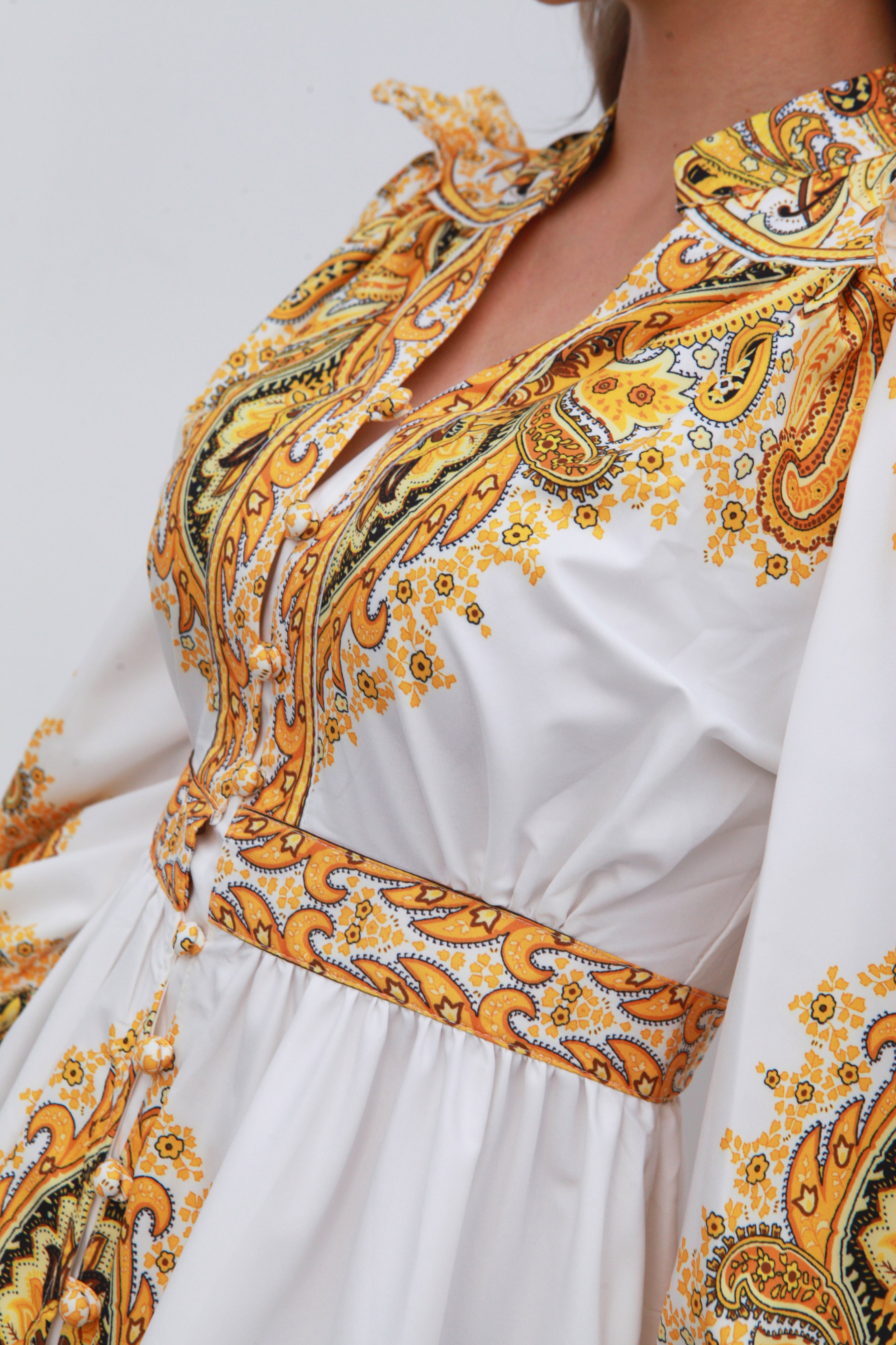 Vestido camisero corto garigoleado Oro