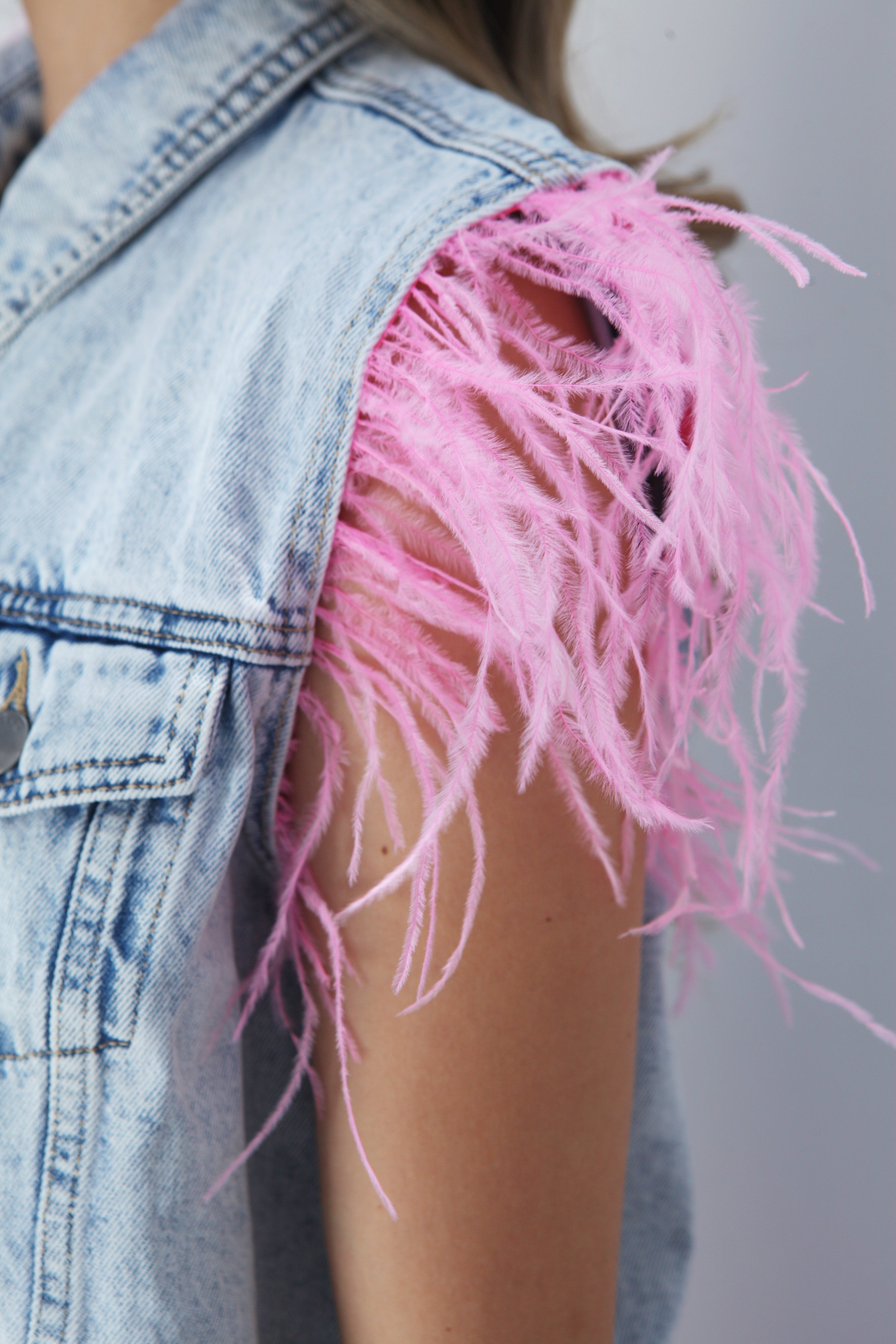 Chaleco de mezclilla con plumas Rosas – Fashion Styled