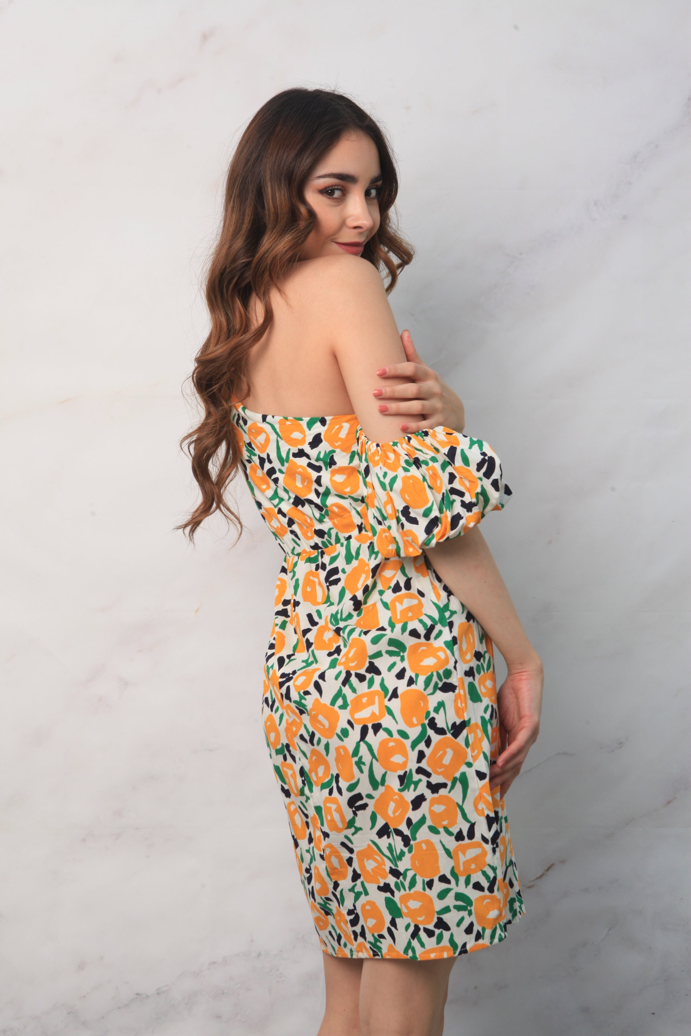 Vestido de flores Amarillas con mangas asimétricas