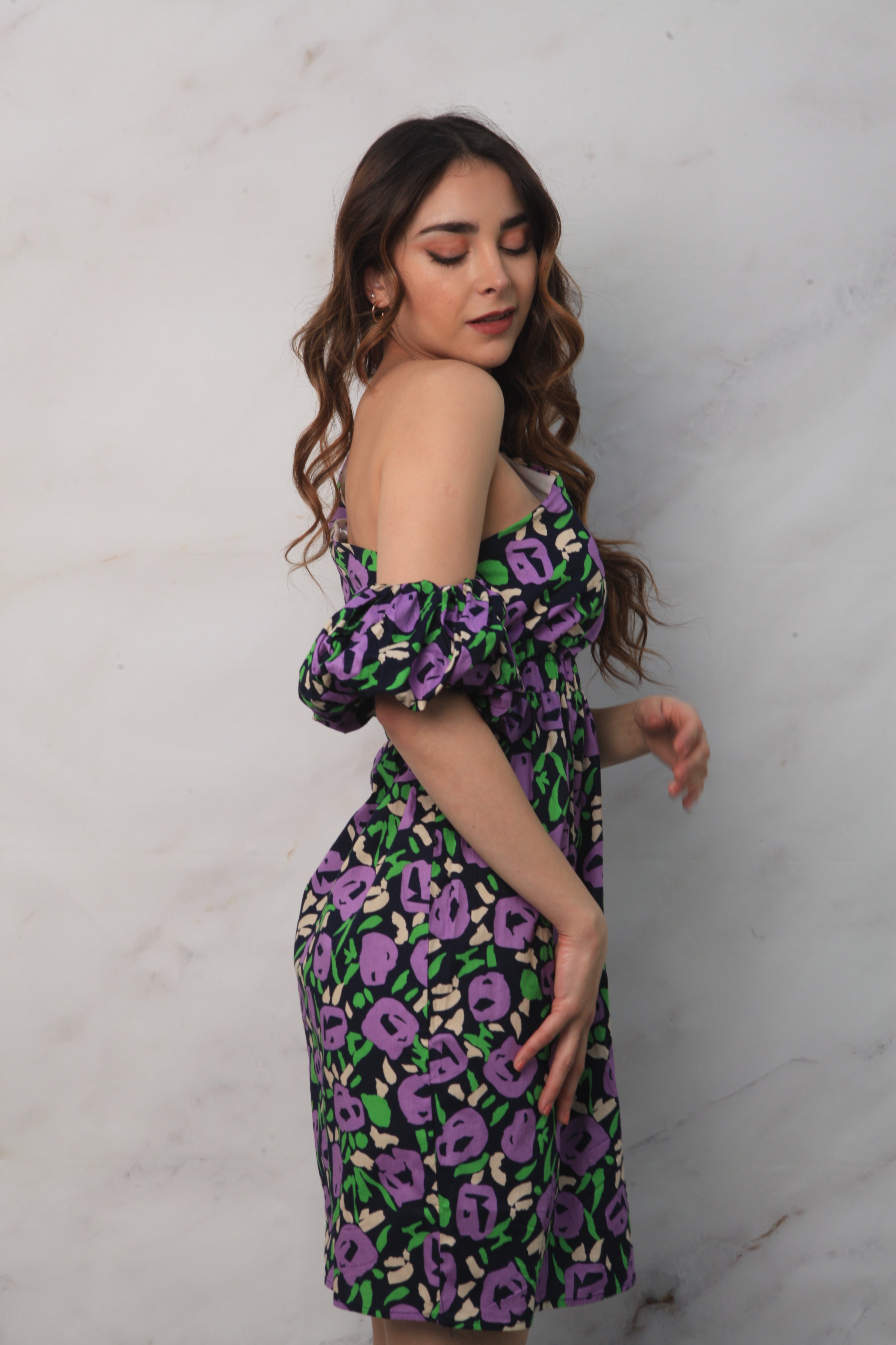 Vestido de flores Moradas con mangas asimétricas