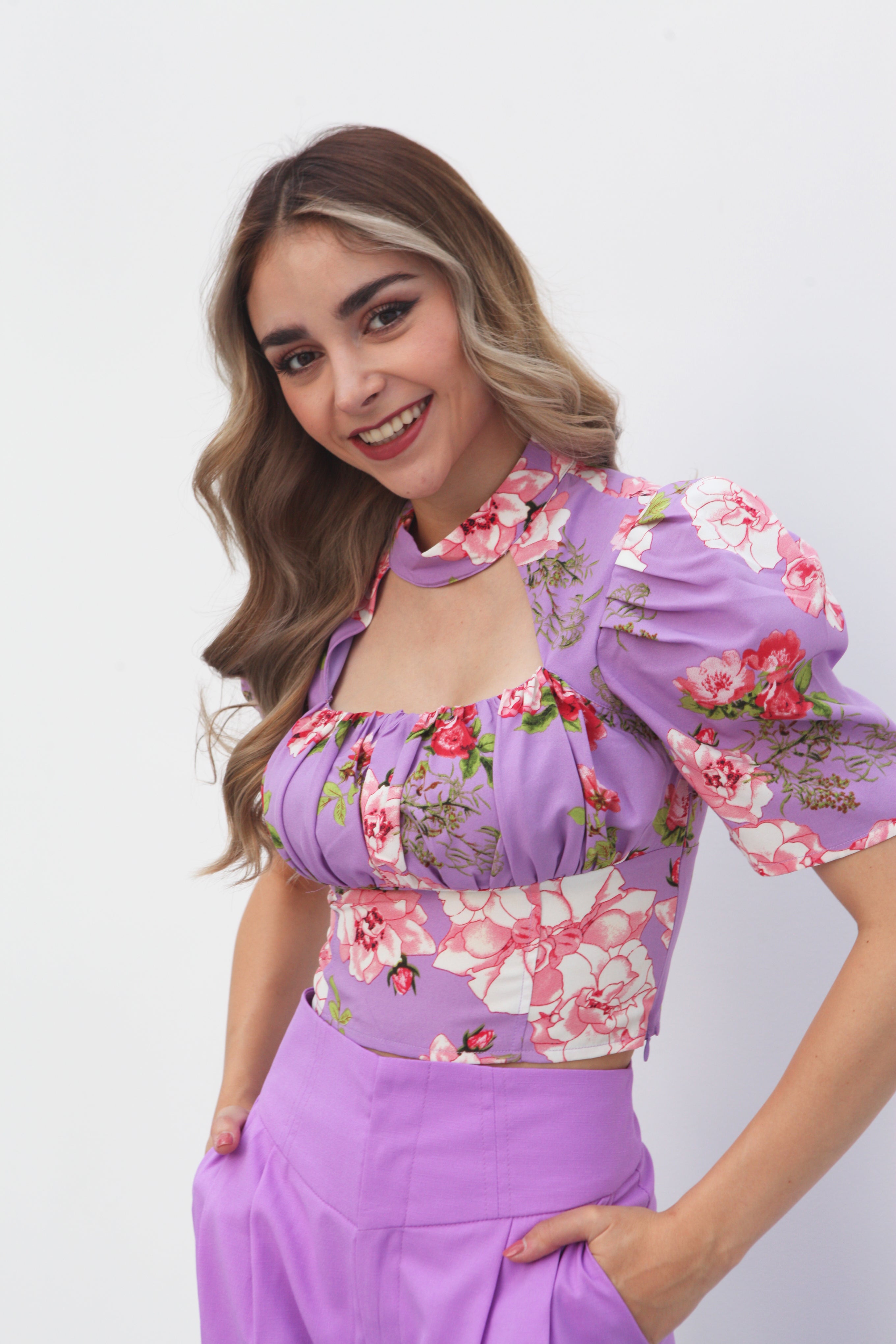 Blusa crop con chocker Flores Lila