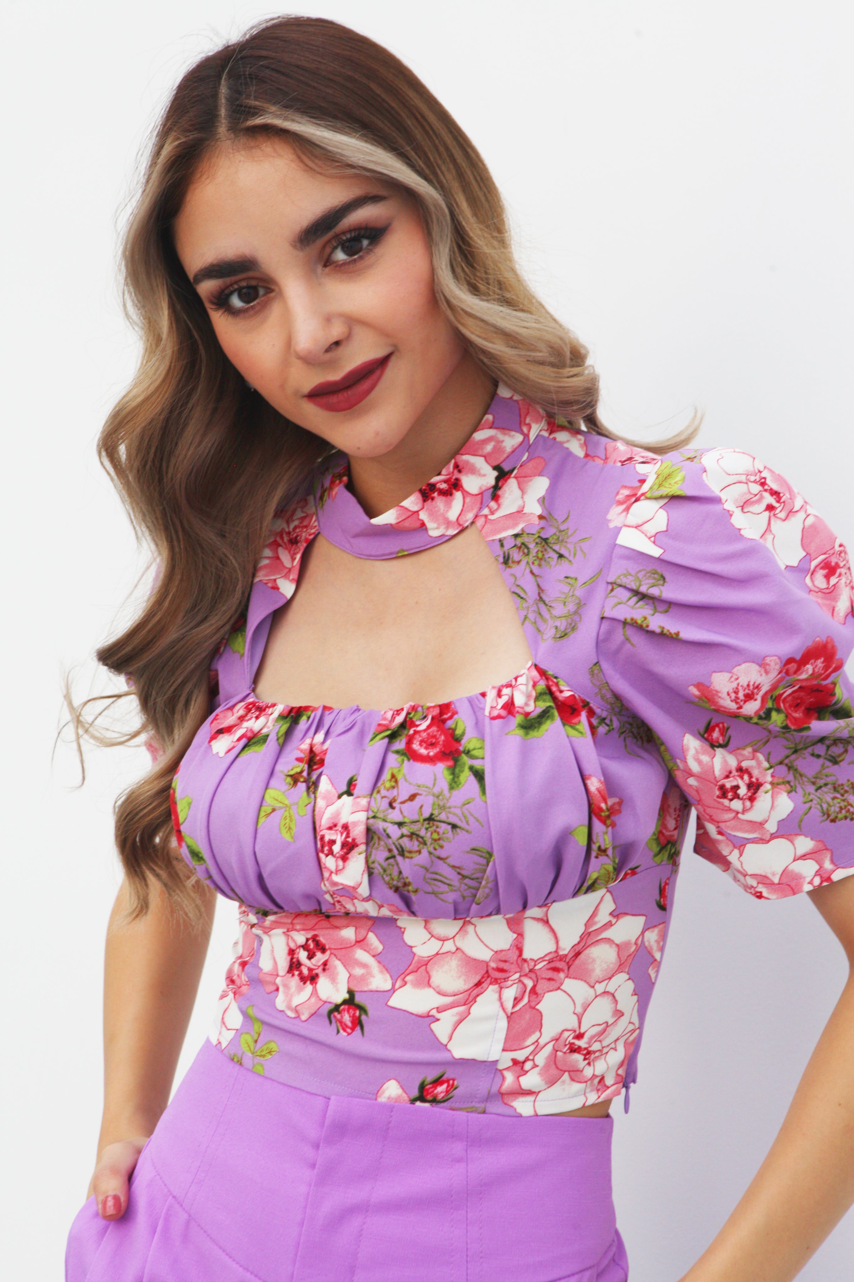 Blusa crop con chocker Flores Lila