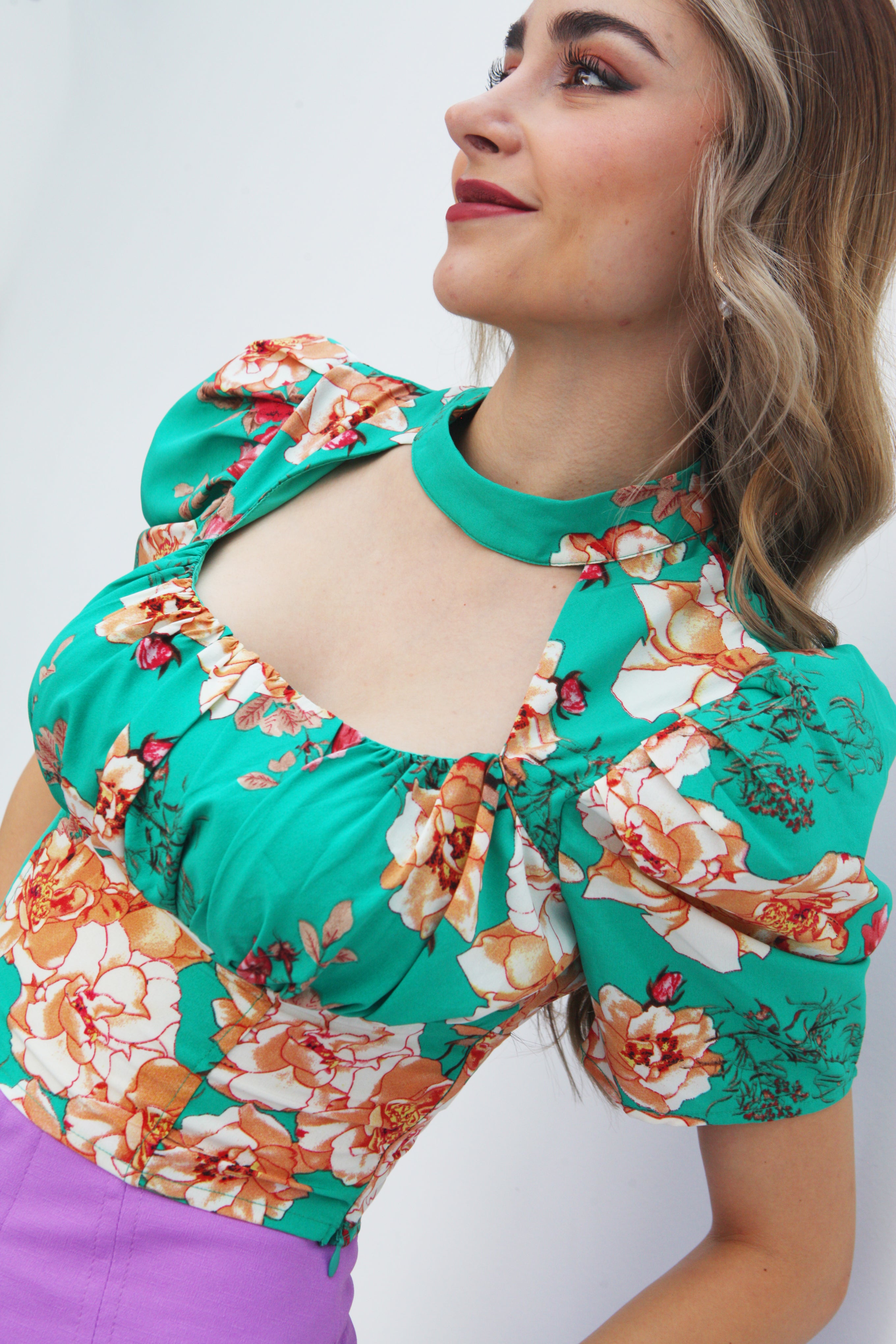 Blusa crop con chocker Flores Verde