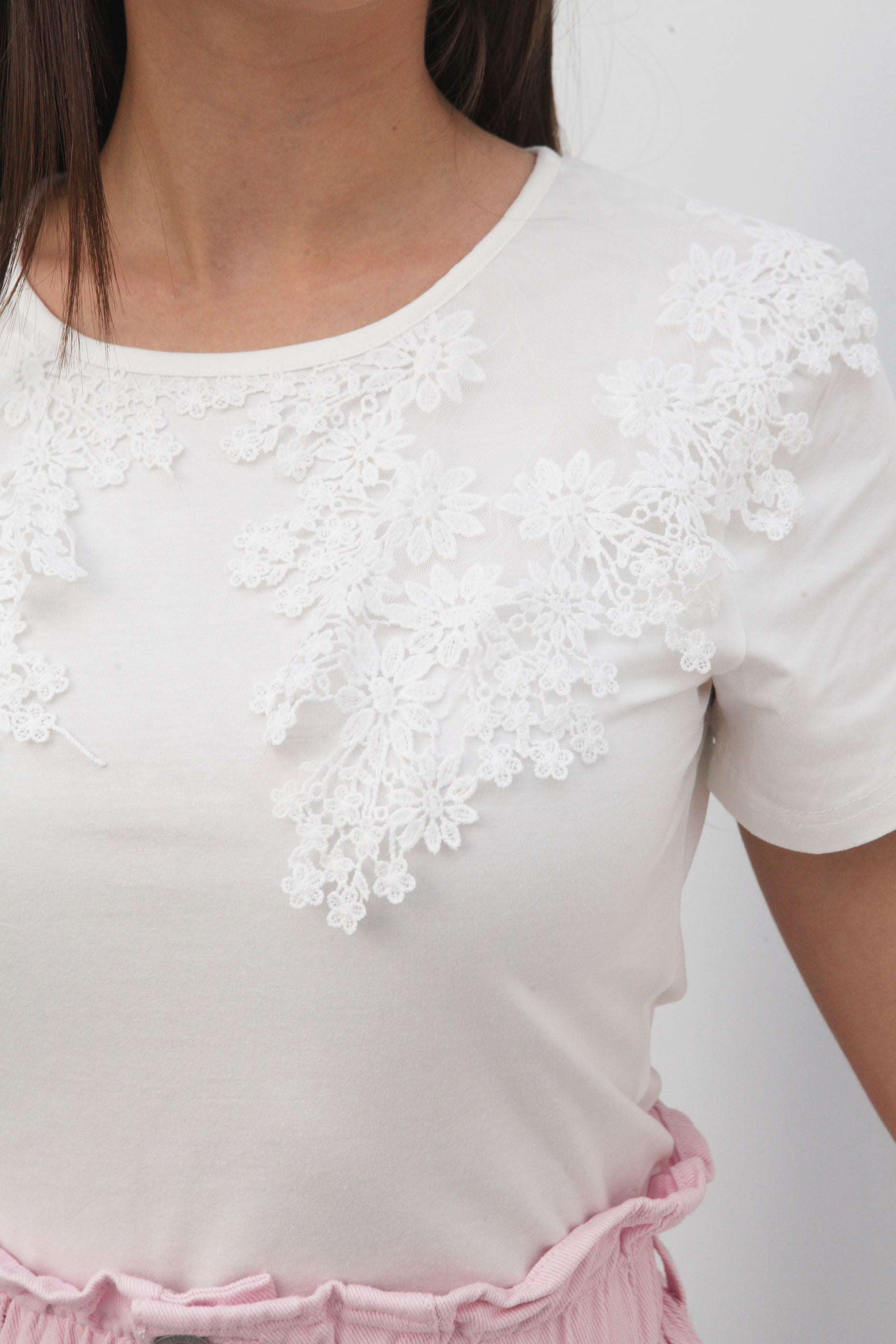 Blusa de cuello Bobo en tira bordada Blanca