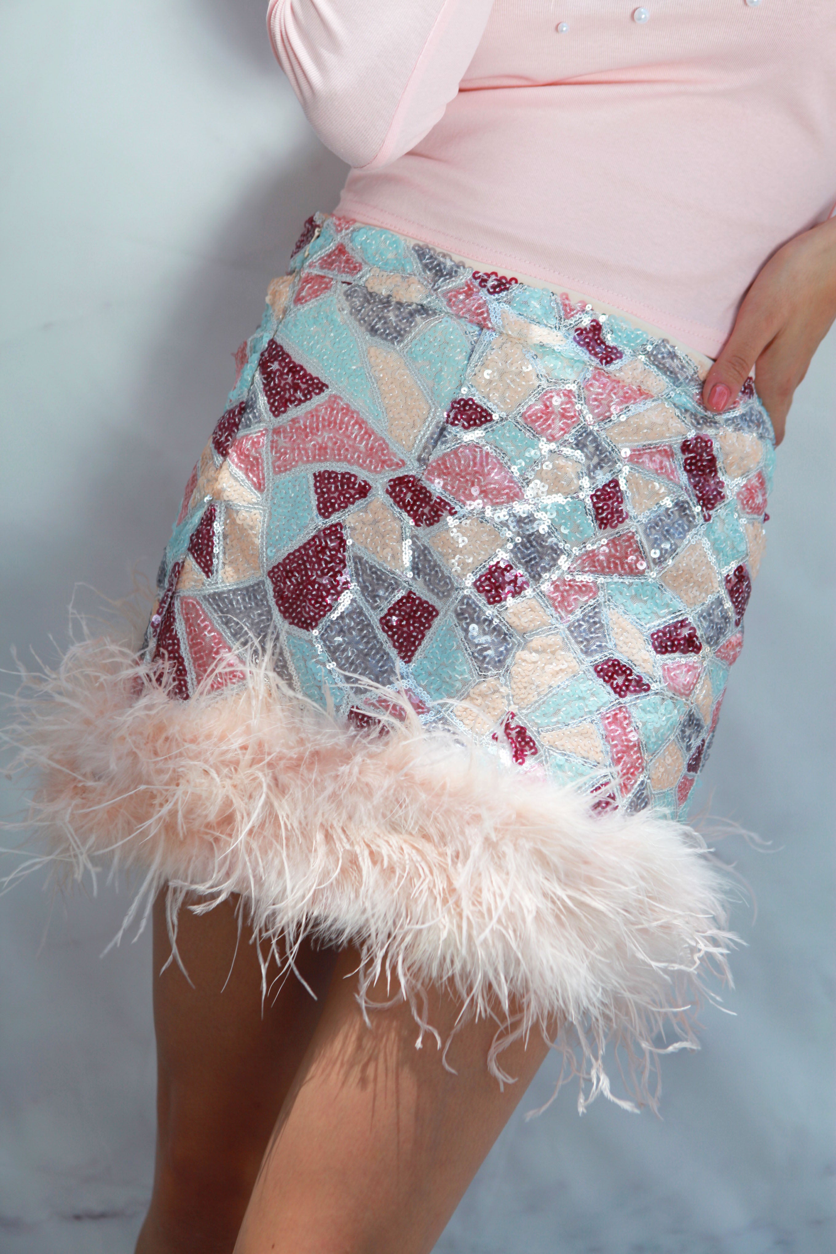 Mini falda lentejuelas vitral con plumas Rosa – Fashion Styled