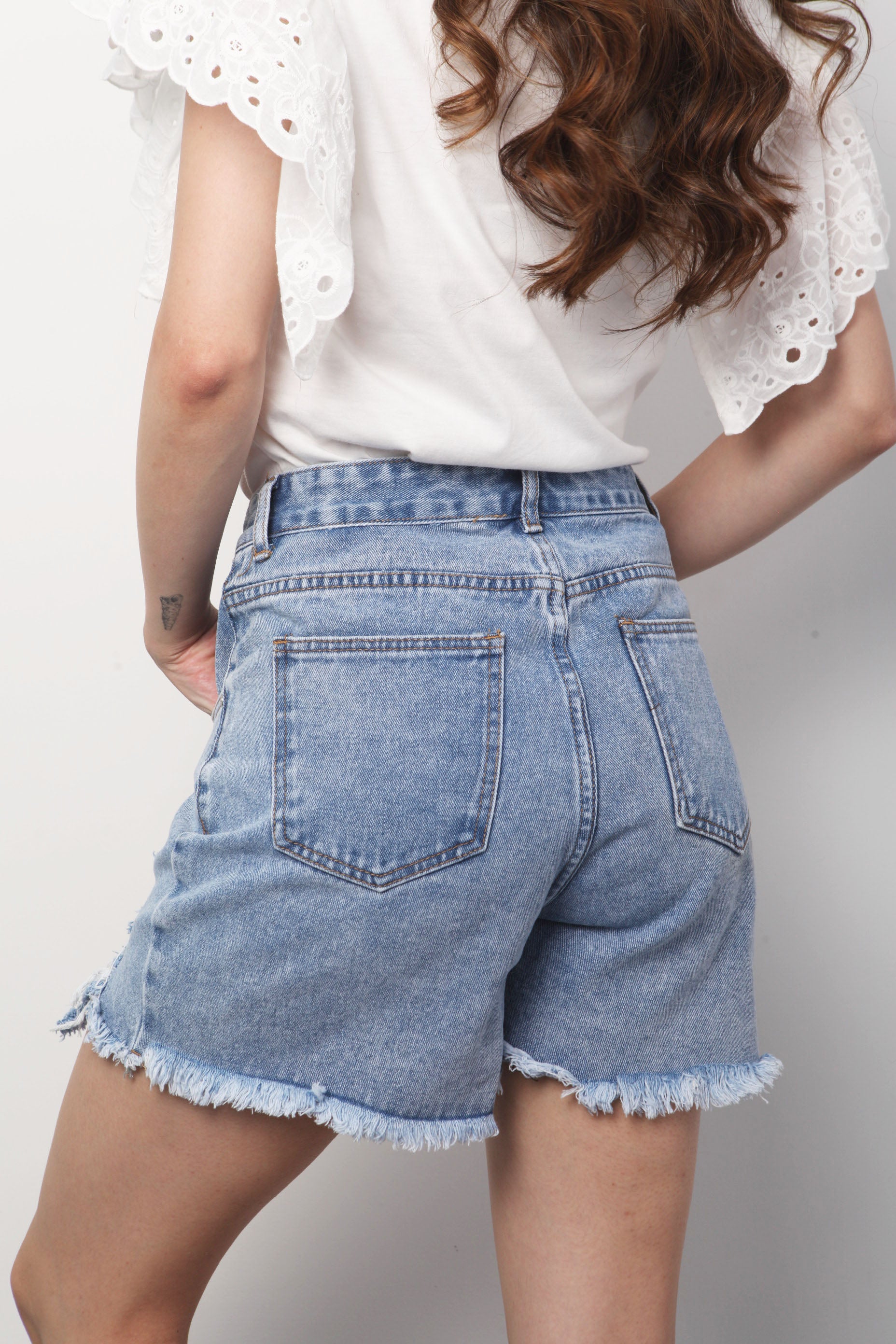 Short de mezclilla tipo Mom desgarrado