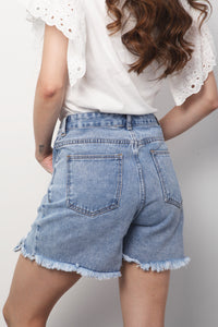 Fashion Styled Short de mezclilla tipo Mom desgarrado