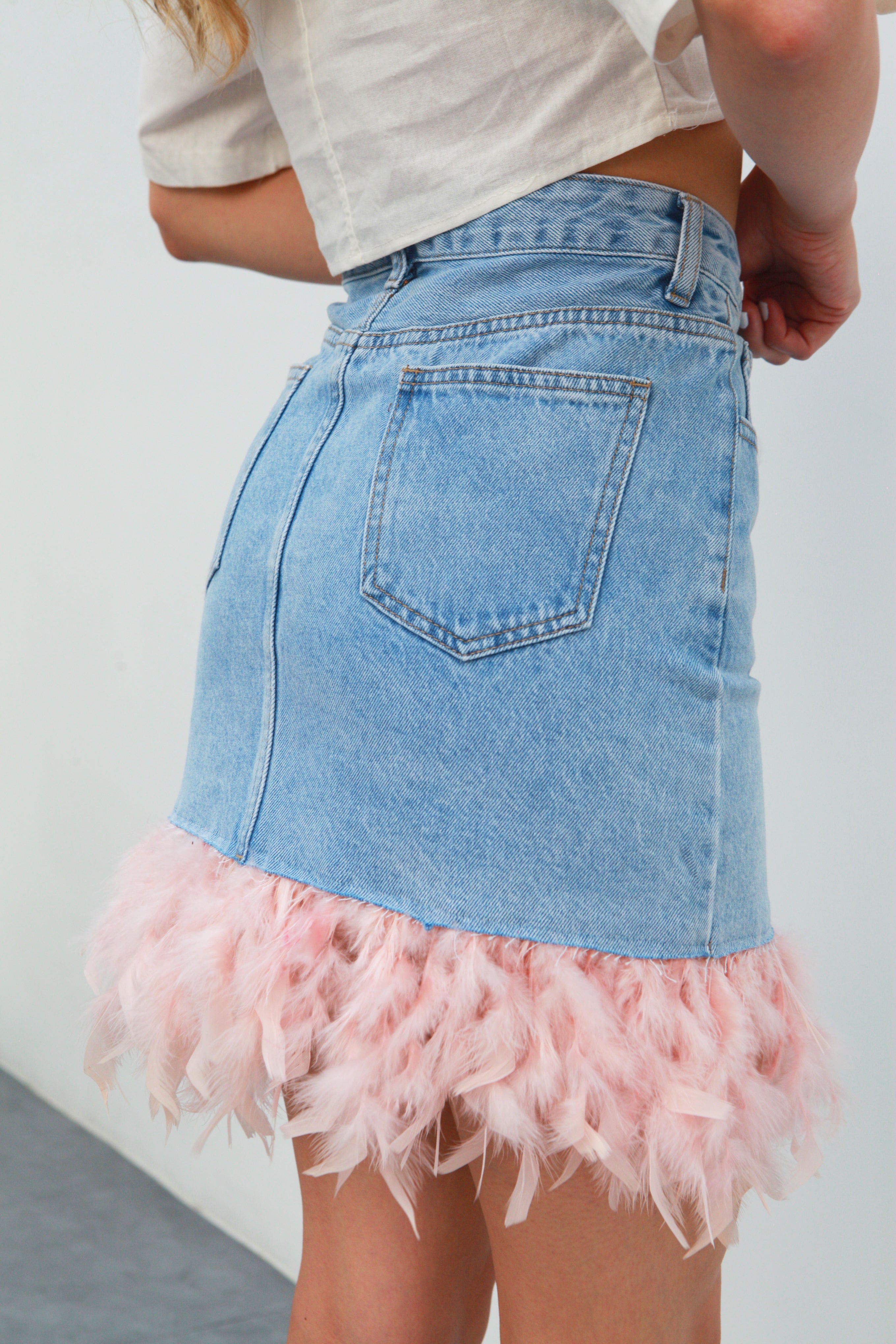 Falda Denim con Plumas rosas